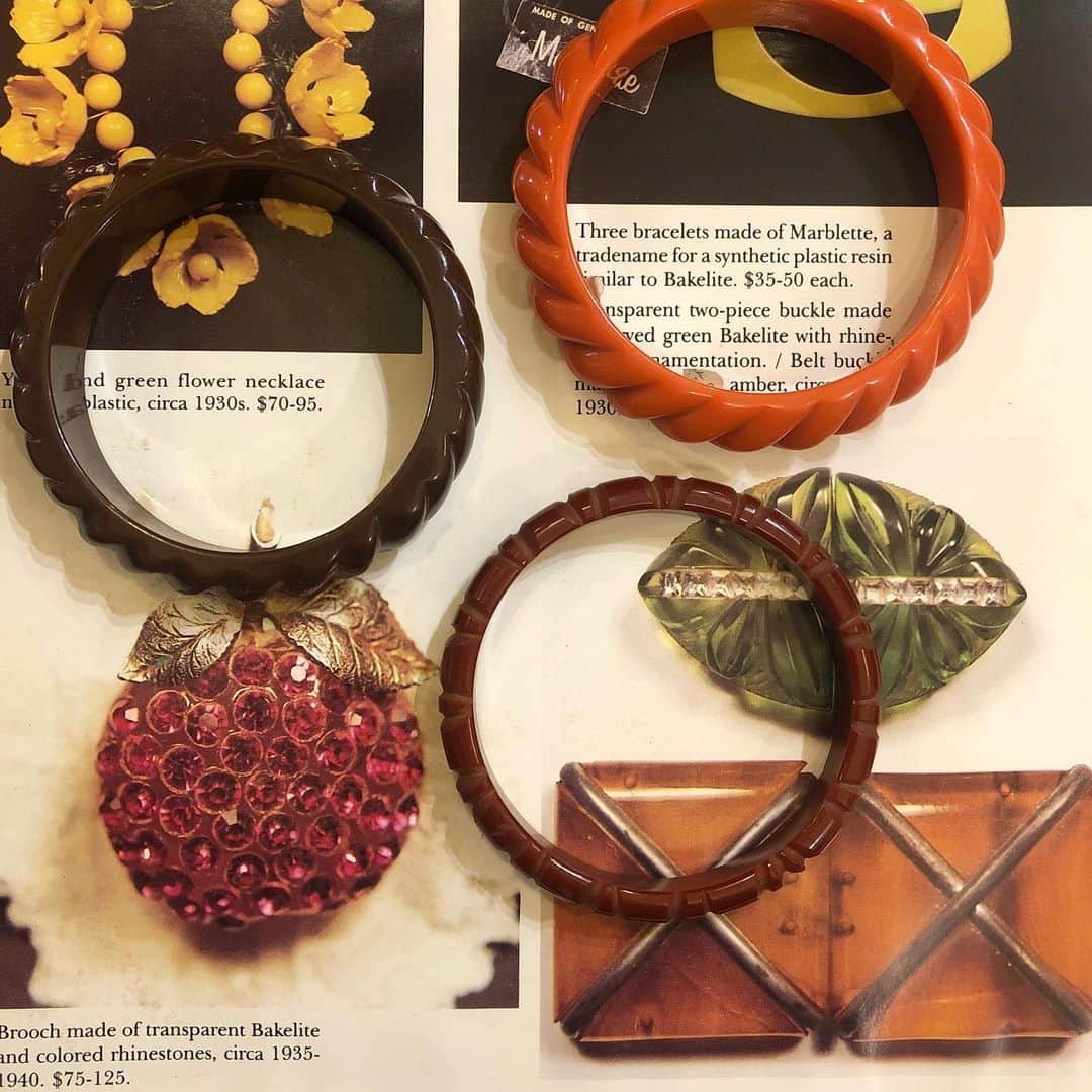 NUTTY Vintage&Collectibleのインスタグラム：「🍃RECOMMEND VINTAGE🍃  ☑︎vtg bakelite bangles  最も古い人工的に作られたプラスティック素材であるベークライト。1920年代頃よりジュエリーの材料として使用され始め、ベークライト製のブレスレットやボタンなどが誕生します。  ベークライトは熱硬化性で表面に模様を彫ることができ、現代のプラスティックでは表現できないデザインを楽しめます。 また、年月が経ち表面が酸化することで人工的には作り得ない独特の色味に変化し、その過程を楽しめるのも魅力の一つです。  ゴールドやシルバーのジュエリーとは異なる、重厚感のあるベークライトジュエリー NUTTYでも沢山ご用意しております＊  💌DMよりお問い合わせ/通販承っております💌  ------------------------------------ 🛍NUTTY通販について🛍 ------------------------------------- ＜ONLINE STORE＞ VINTAGE▶︎http://nutty.theshop.jp/ USED SELECT▶︎https://nuttyselect.official.ec/ （プロフィールページURLよりjump🕊） ㅤㅤㅤㅤㅤㅤㅤㅤㅤㅤㅤㅤㅤ ＜VIDEO CHAT SHOPPING＞ テレビ電話をお繋ぎして、リアルタイムでご案内いたします。詳細は過去の投稿をご覧ください。」