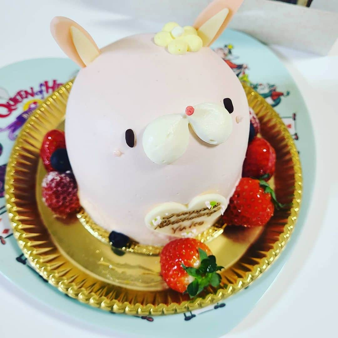 三宅裕子さんのインスタグラム写真 - (三宅裕子Instagram)「昨日はMy Birthdayでした🎂  娘からのサプライズプレゼントで朝から号泣でした😭💝  1枚目は娘手作りの #お誕生日ケーキ 🎂 前になんのキャラが1番好き？と聞かれひとつは選べないから… #すみっコぐらし かなぁ？と何気なくいったら、、ケーキのためだったとは😭 お味も濃厚なチョコ➕スポンジと層になっていてとってもおいしかった♡(最近チョコレート🍫をたべても肌に出なくなったので解禁🥰)  リビングには風船と宝箱が置いてあって中を空けると私の好き💝がたくさんつまっていました😳 #ピアス も道具をもっていないのに小さな手で頑張って作ってくれました。  #箱庭 も可愛かったな♡  特に驚いたのは#お誕生日カード ！ カードの域を超えていて #仕掛け絵本 みたいになっていてびっくりしました。 ※ストーリーで限定公開🎶    １ヶ月近くもサプライズするために用意してくれたようで感激でした。  母からは大好きなお花が届いたり🥰 イログローンは🐰好きになったのか？ うさぎのお誕生日ケーキと #マカロン をくれました😊  今年はコロナ含め色々と変化の多い年でした。  でもその変化のおかげで今の私があるのでどの選択も最善だったなぁと改めて思えます♡  何より娘のママで幸せです😊  新しい歳も楽しく過ごしていきたいな🐰  #お誕生日 #いくつになっても特別 #世界一幸せなママ #ハーバリウム #タッセル #フレークシール #幸せ #ありがとう #小学生ママ #モデル #family #Japanesemodel #手作りプレゼント #ラッピングも手作り #感謝」11月29日 14時49分 - yuko_miyake