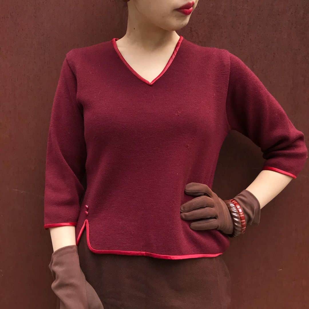 NUTTY Vintage&Collectibleのインスタグラム：「🍂NEW ARRIVAL🍂  ☑︎vtg bordeaux chinoiserie design knit tops  レディ・シックなボルドー色のVネックトップス。 サテンのパイピングやオリエンタルなムードが漂うボタンデザインが素敵。 厚みのあるウールニット生地は伸縮性があり、身体にフィットするのが心地良い一着です。  🛒VINTAGE ONLINE STOREよりお買い求めいただけます🛒  ------------------------------------ 🛍NUTTY通販について🛍 ------------------------------------- ＜ONLINE STORE＞ VINTAGE▶︎http://nutty.theshop.jp/ USED SELECT▶︎https://nuttyselect.official.ec/ （プロフィールページURLよりjump🕊） ㅤㅤㅤㅤㅤㅤㅤㅤㅤㅤㅤㅤㅤ ＜VIDEO CHAT SHOPPING＞ テレビ電話をお繋ぎして、リアルタイムでご案内いたします。詳細は過去の投稿をご覧ください。」