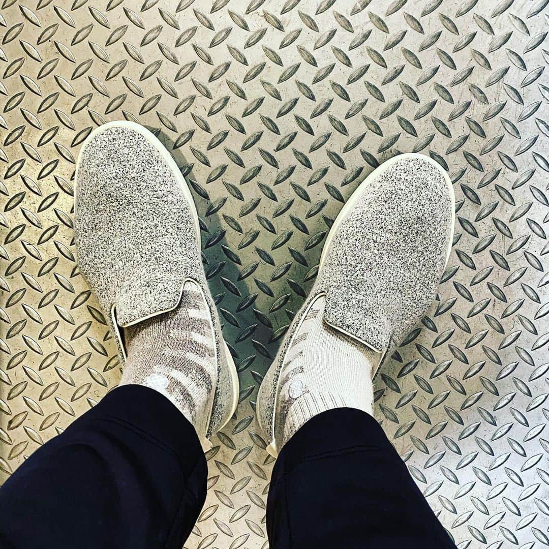 宇野薫のインスタグラム：「UNO☆KICKS  昨日の #unokicks  Allbirds Wool Loungers 履くメリノウール  やっぱり外履きにしましたw  #allbirds #オールバーズ #サスティナブル  #サスティナブルシューズ #カーボンフットプリント #エシカル #エシカルファッション  #スニーカー #ありきたりじゃつまらない #もう消耗品じゃない #スタンスソックス」