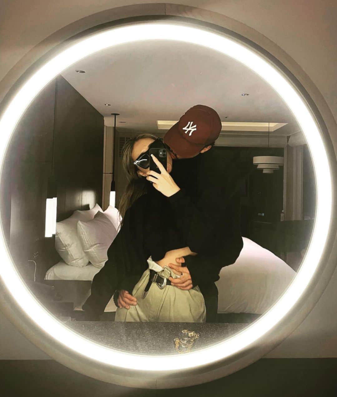 MARISのインスタグラム：「Staycation with @light_worker_boy at the coolest hotel 🤎　Sunday funday beautiful day🤎 I love weekend mood @kimptonshinjukutokyo @kimptonshinjukutokyo  @kimptonshinjukutokyo  #couple #me #mylove #happy #weekend #staycation #stay #hotel #art #fashion #mylife」
