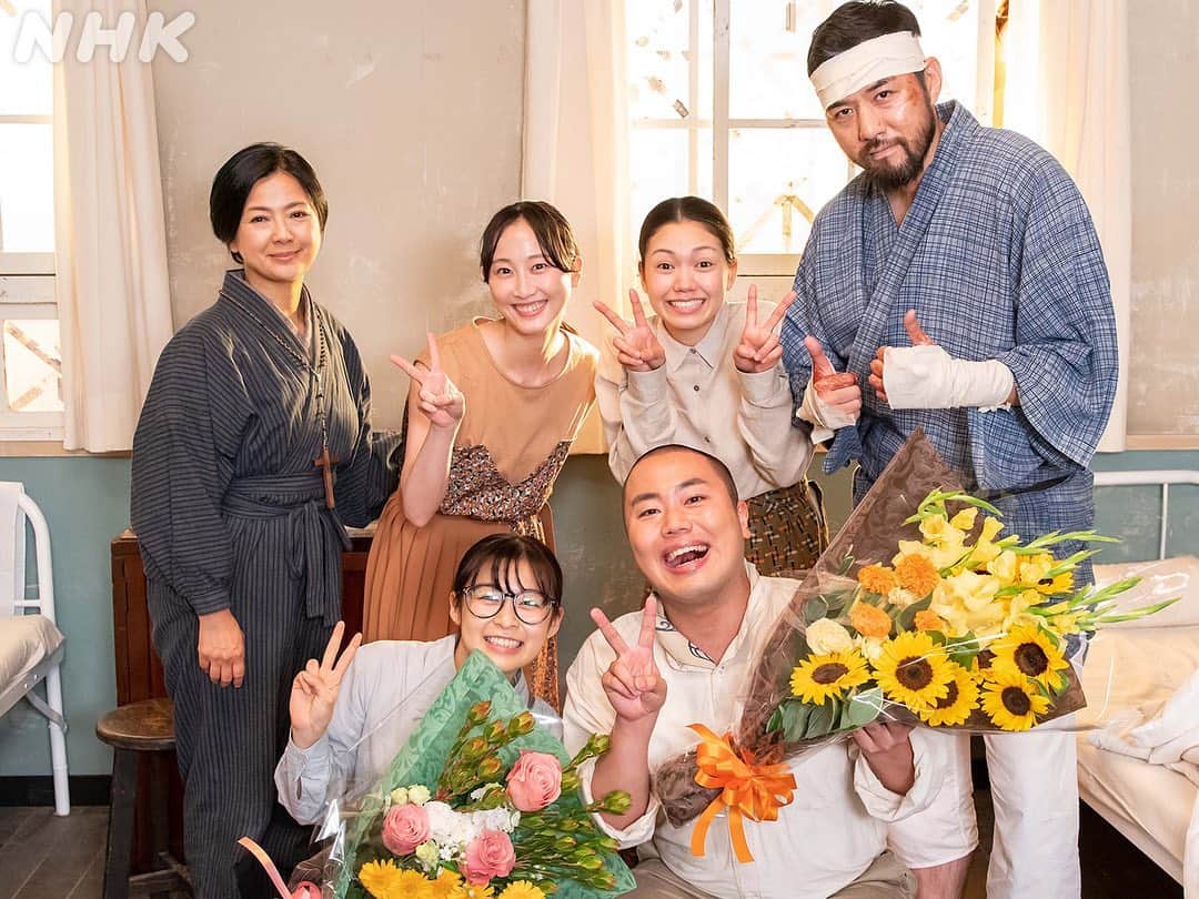 NHK 連続テレビ小説「エール」のインスタグラム：「音が生まれ育った豊橋に住む、関内家のみなさん🐎✨  家族のクランクアップに駆けつけた、二階堂さんと松井さんも一緒に📸  幽霊姿で再会した父・安隆役の光石研さんも😆  #朝ドラエール #二階堂ふみ #薬師丸ひろ子 #光石研 #松井玲奈 #森七菜 #吉原光夫 #岡部大」