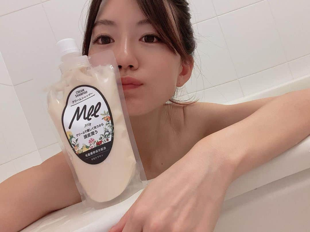 にゃんさんゴルフさんのインスタグラム写真 - (にゃんさんゴルフInstagram)「. 泡立てないクリームシャンプー🧴  毛先や頭皮に馴染ませたあと、 湯船に浸かってそれから流すよ〜⭐️  シャンプーとトリートメントをひとつで完了なので時短で助かる👆🤣  #クリームシャンプーMEE #クリームシャンプー #時短ケア #ノープー #ノーシャンプー #トリートメントシャンプー #お風呂#お風呂time#お風呂時間#湯船#bathtime#pr」11月29日 15時15分 - miiiii0228