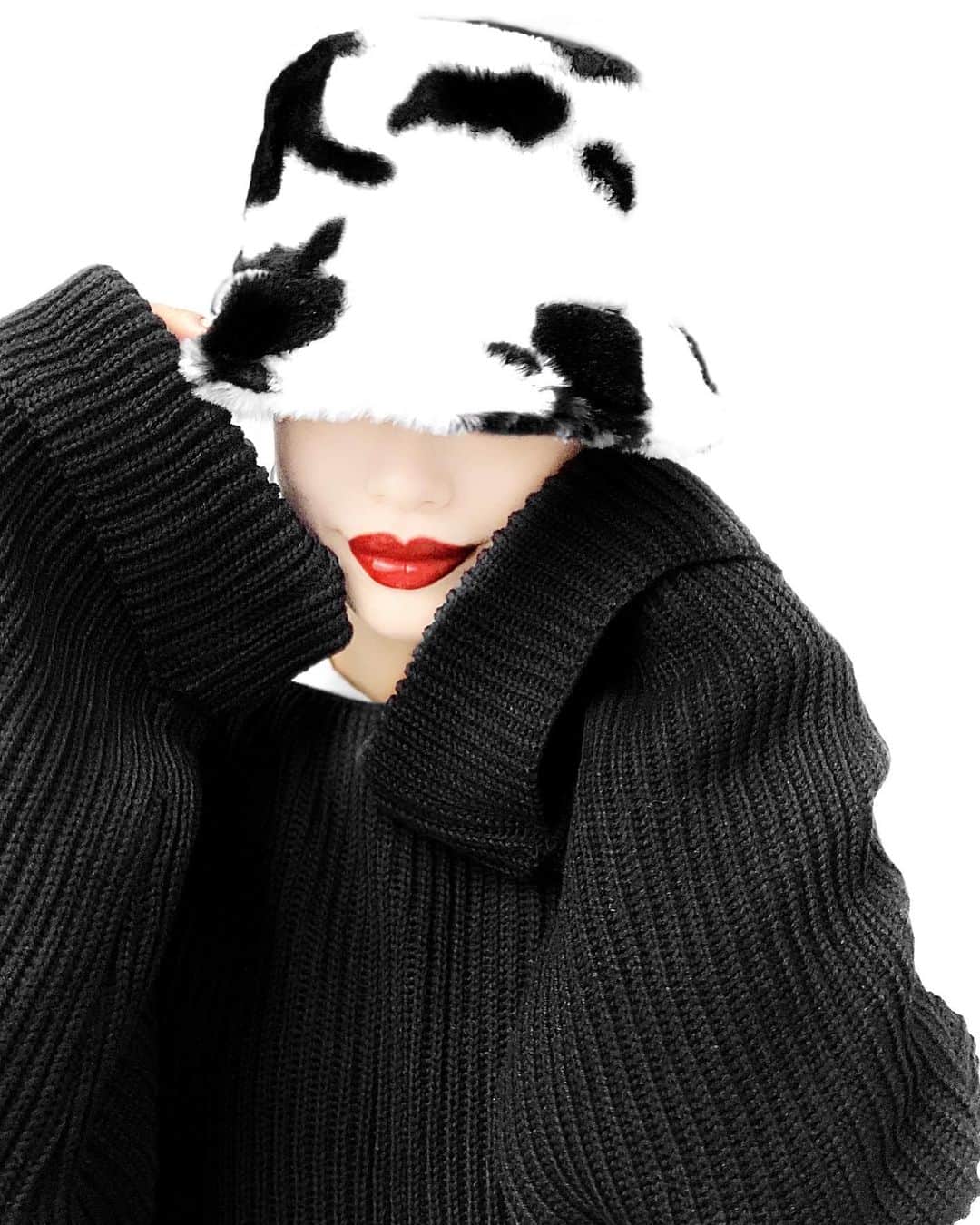 lve_xxxxのインスタグラム：「.﻿ .  🐄 𝗠𝗼𝗼𝗼𝗼 ‼︎﻿ ﻿ 牛さんはじめました。﻿ ﾌﾜﾌﾜぬくぬく手触り良好🥛﻿ ﻿ @lveu.official ﻿ 🈟 cow bucket hat﻿ ﻿ ﻿ #LVEU. #buckethat ﻿ #cow #🐄 #牛柄﻿ ﻿」