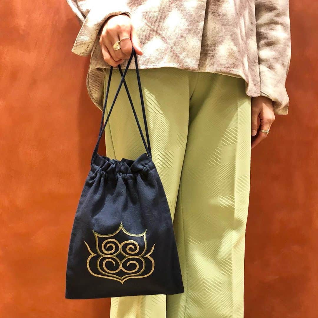 BEAMS JAPANさんのインスタグラム写真 - (BEAMS JAPANInstagram)「昨年開催した『アイヌ クラフツ 伝統と革新 －阿寒湖から－』。 その時に販売していたアイヌ文様の刺繍を施した巾着や糸巻きなどが、久しぶりに入荷しました。  刺繍作家の＜鰹屋エリカ＞さんが作る巾着。 「母と祖母から受け継いだもの」という糸の色の組み合わせと模様のほか、エリカさんが描いた模様も。 「日常が、色彩のインスピレーションになっているのかもしれません。」  Item No.6664-0146 ¥9,000+TAX  ※個体差があるため、通信販売は行っておりません。 予めご了承ください。  BEAMS JAPAN 5F @fennica_shinjuku ☎︎03-5368-7304 #アイヌ #阿寒湖 #鰹屋エリカ #beams #beamsjapan #beamsjapan5th #fennica #fennicastudio」11月29日 15時11分 - beams_japan