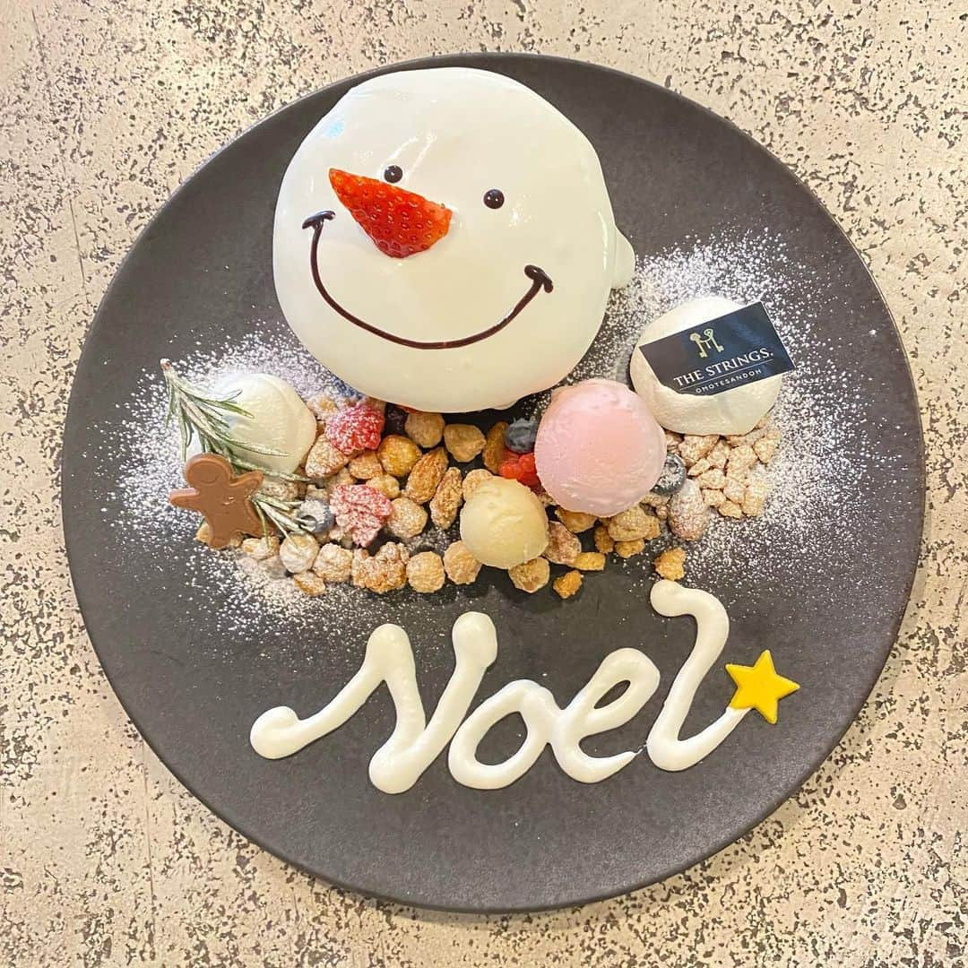 田村華子のインスタグラム：「. スノーマンパンケーキ⛄️  とっても可愛いけれど…  お顔まっぷたつにして 美味しくいただきました😇❤️  #表参道  #もうすぐクリスマス」