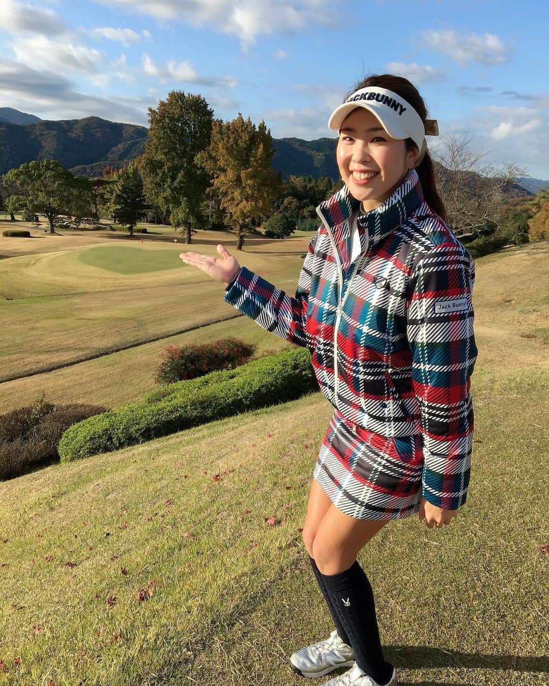 のインスタグラム：「ハート♥️グリーン 先日の @jackbunny_official さんのイベントの時、グリーンがハート型でした⛳️💚 可愛い😍❤️ 沢山のジュニアゴルファー達がハートにONしでました♥️♥️♥️ . 👗: @jackbunny_official  🎀: @resurrection_tokyo  👠: @newbalancegolf_japan  . この上下セットはすっごく温かくて今年の冬大ヒット間違いなしコーデ👗♥️ .  .  #golf #golfstagram #golfswing #golflife #golfgirl #golfwear #jackbunny #no1grip #ayproject #newbalance #ゴルフ #ゴルフ女子 #ゴルフスイング #ゴルフウェア #ゴルフウェア #ゴルフコーデ #ゴルフスイング動画 #ゴルフ好き #ジャックバニー #ニューバランス」