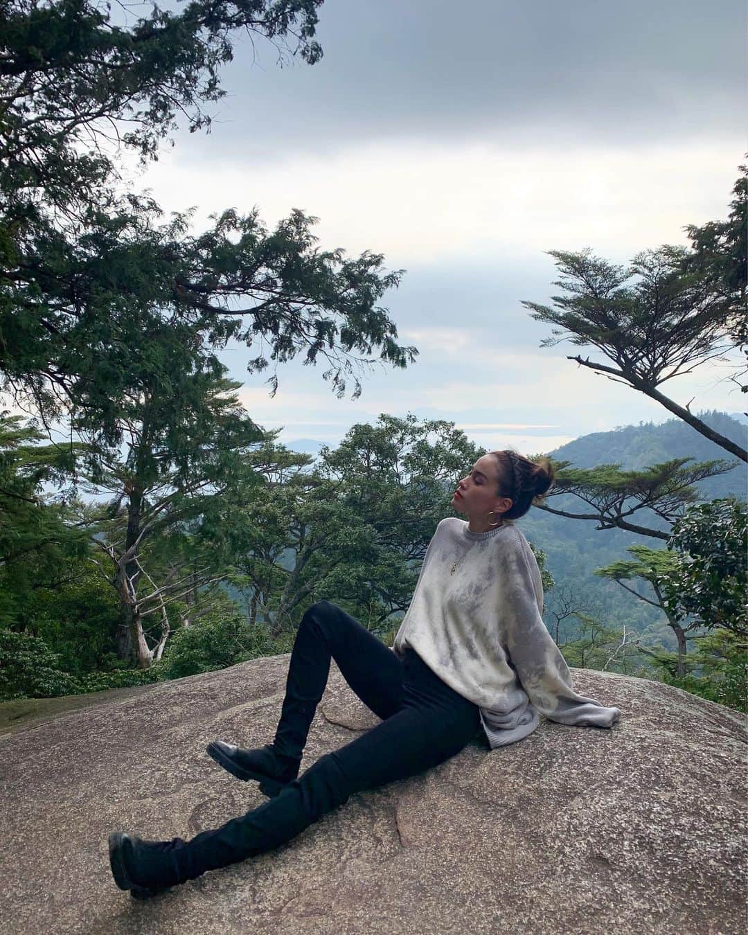 安田唯のインスタグラム：「🌬✨ #寒くて手を引っ込めてます」