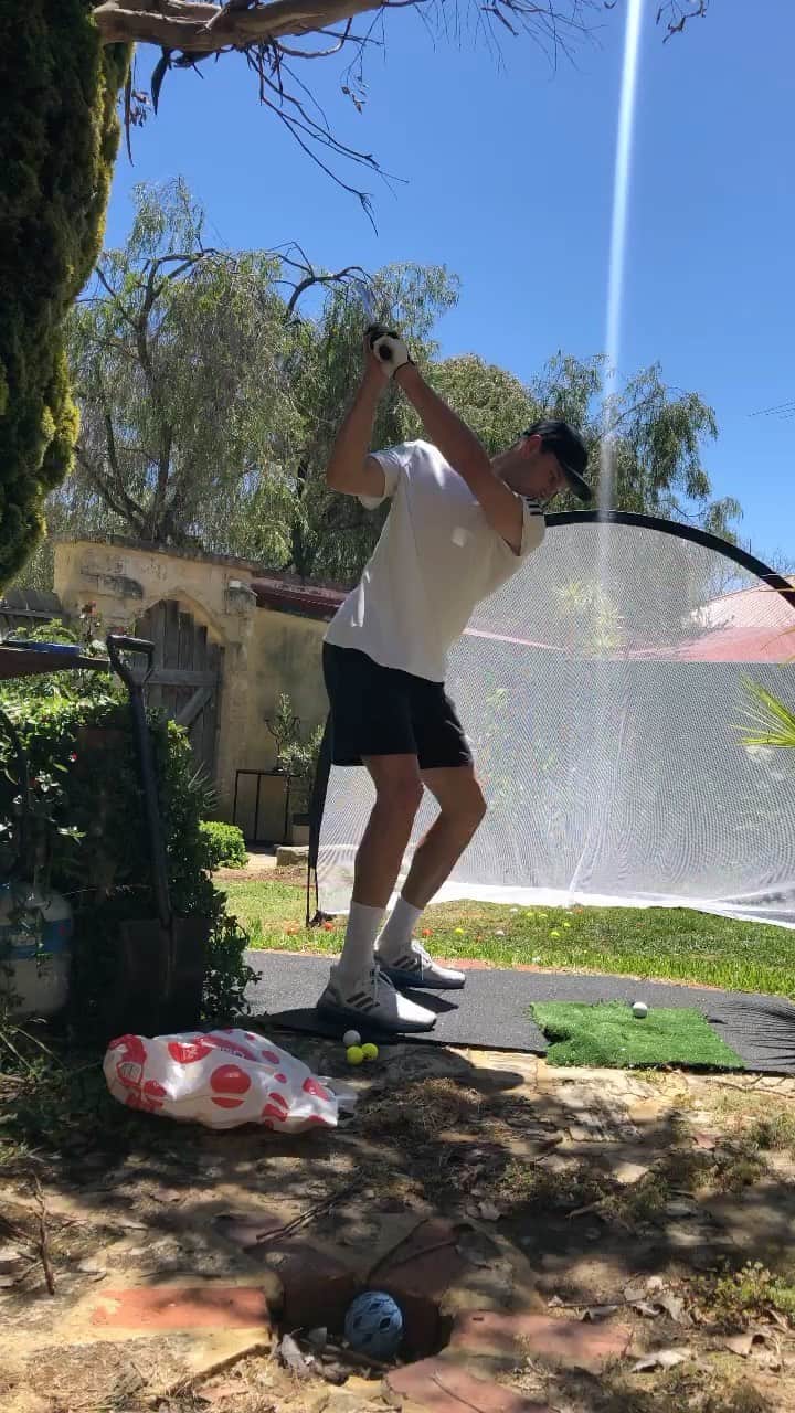 カーティス・マーシャルのインスタグラム：「Thanks @insidewais for loaning me some tin to throw around in quarantine 🏋🏼‍♂️🏌🏼‍♂️」