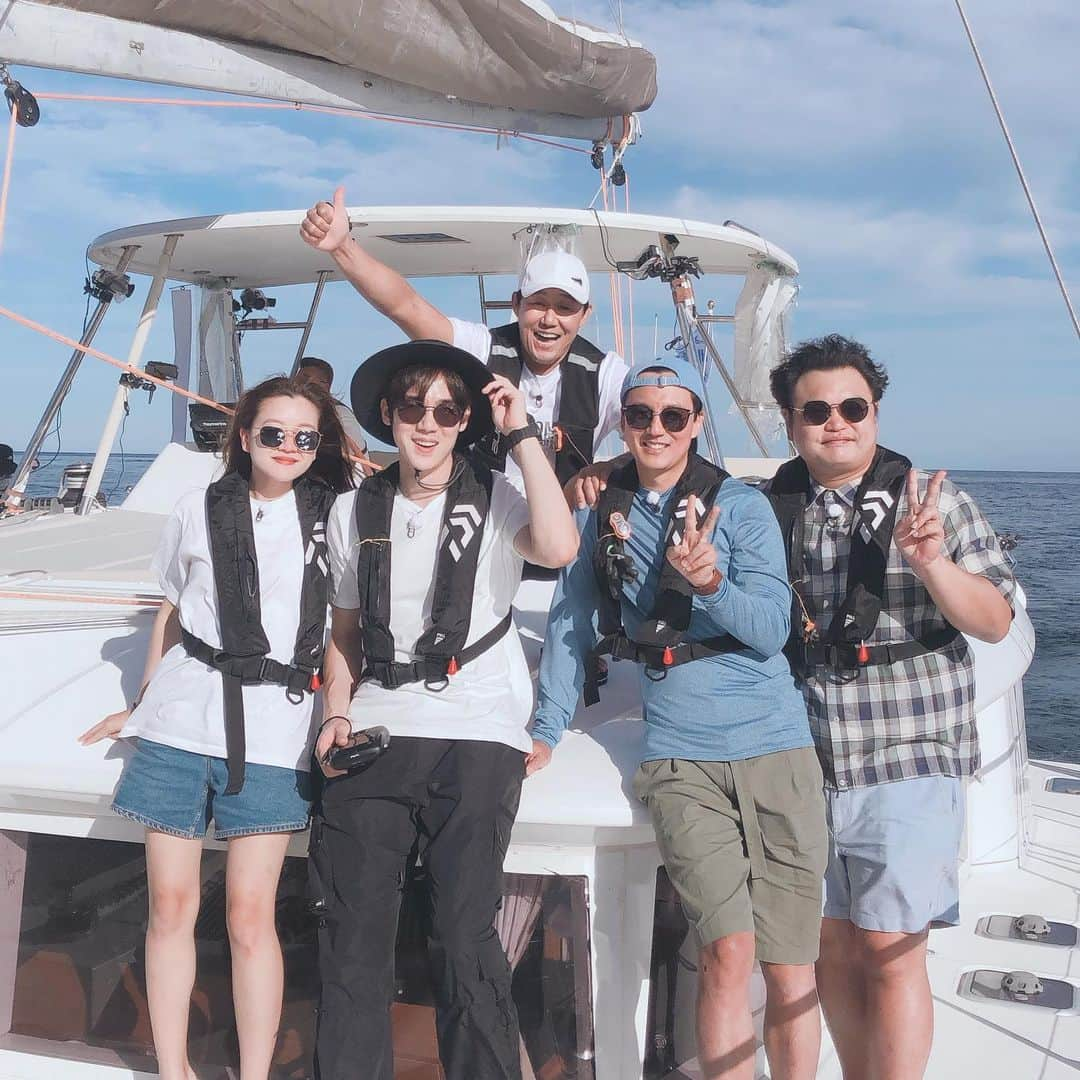 ユ・ヨンソクのインスタグラム：「바닷길 선발대 tvN 밤 10시50분! 오늘도  많이 기대해주세요!! ⛵️  #광고 @eddiebauer_kr」