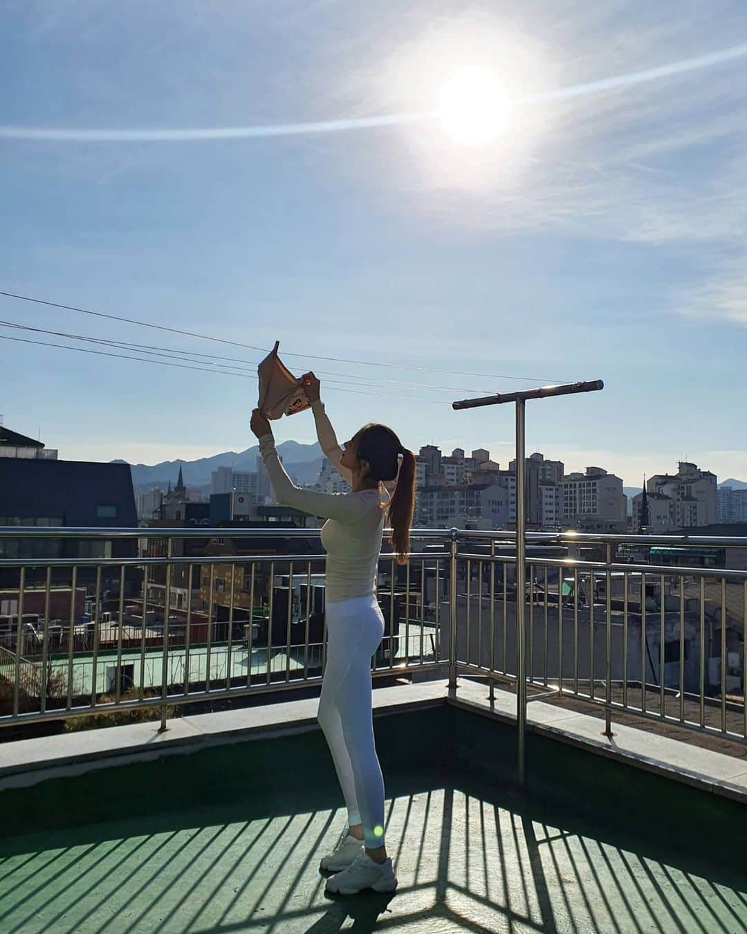 ユ・ハナのインスタグラム：「내일내일 두둥두둥 이번엔 팬티라이너가 필요없는  라이너프리속옷을 준비했어요!  라.이.너.프.리??!!  한달한번 매직데이가 시작되기 전, 언제할지몰라 불안할때! 팬티라이너 대신 #라이너프리 매직데이가 끝나갈 무렵에도  팬티라이너 대신 라이너프리 노라인이라 속옷표시도 나지않고  분비물이 많아 팬티라이너를 할 수 밖에 없었다면, 성분논란이 자꾸만 일어나서 불안하기만한 팬티라이너 대신 라이너프리로.  삼중슬림흡수패드(아쿠아홀층 흡수층 방수층_3중)가 최상의 흡수율을 자랑하기도 하지만 흡수율뿐아니라 흡수패드로 쿠션감도 있어 꽉끼는 청바지입을때도 편하고 앉아서 오래 앉아서 생활할때도 너무 좋아요.  일반 심리스 노라인보다 이왕이면 라이너프리를 입어보세요. 제가 진짜 추천하고싶어요🙏  화학성분걱정없이 매일 뽀송뽀송하게 소중한 곳을 라이너프리로💛  이거야말로 안입어본사람은 있지만 한번만 입어 본 사람은 없다는 건강+위생+디자인+청결+안전+안정감+편안함+경제 까지 다 갖춘 속옷이랍니다.   라이너프리는 요즘 환불원정대로 더 핫해진 댄서 #아이키 가 광고모델을 하며 소녀시대 수영 과 아이키를 시작으로 생리대 살 돈이 없는 소녀들을 위해 생리팬티를 기부하고있는 #치얼업걸스챌린지 의 기부회사이기도 하답니다.   소중한 곳을 안전하고 건강하게 지키는, 나를 위해, 나의 딸을 위해, 나의 엄마를 위해 Change your life style , Liner FREE   컬러는 제가 가장 잘 입는  ✅스킨컬러 ✅블랙컬러 준비했구요, 사이즈는 90 95 100 105 있어요. 전 레깅스를 자주입어서 타이트하게 90을 입지만  편한느낌은 95 사이즈랍니다.   🌿스페셜프라이스 기간 11/30(월)~12/2 (수)까지 🌿오피셜계정 @fromhana111 🌿제품문의 kakao talk ID '프롬하나cs' 🌿구매는 내일부터, 상단프로필란의 파란색 링크주소인 프롬하나닷컴 클릭 ✔」