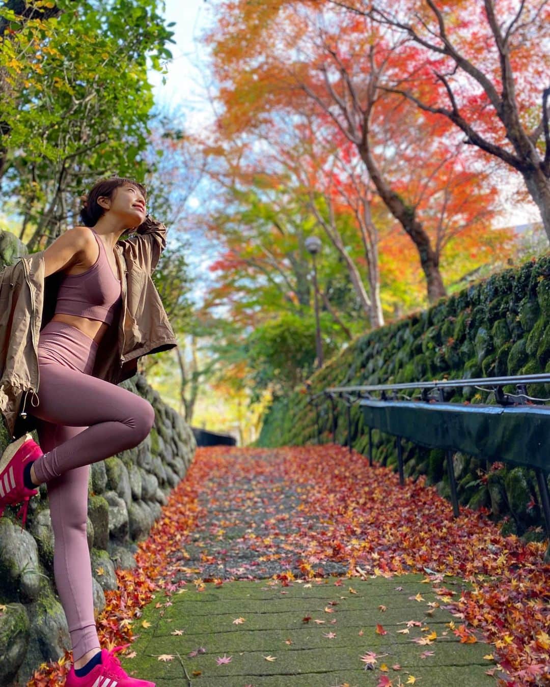 渡辺由布子さんのインスタグラム写真 - (渡辺由布子Instagram)「🏃‍♀️🍁  赤や黄に美しく染まる木々に誘われて、しばらくサボっていたランニングを本格再開！ #紅葉ラン   外食続きだったせいか、体が思うように動かなくて凹む。  スウェーデン生まれ🇸🇪の @mightysolo のセットアップを着てモチベーションを上げていこう。  🖤Black Friday Week期間限定キャンペーン実施中🖤  11月23日～30日の期間中、さらにお得なSaleのご案内。 セットでご購入のお客様は35％OFFとなり、 さらにクーポンコード利用で最大50％OFF！ 年内最大SALEでもあるお得な機会をお見逃しなく！！！  15%offディスカウントコード: yukow15  #IAmMightySolo  #fitness #yoga #fitgirl #rungirl #running  #autumnleaves  #旅ラン   📍 #湯ヶ島 #伊豆 #🇯🇵」11月29日 15時29分 - watanabe_yuko