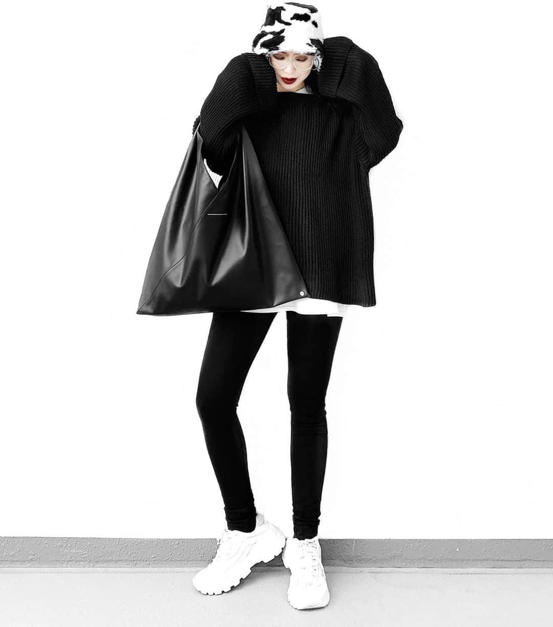 lve_xxxxのインスタグラム：「.﻿ .﻿ 🐄さんﾊﾞｹﾊ！﻿ ﾘｱｸｼｮﾝめっちゃ頂けて嬉しみ🖤﻿ ﻿ 可愛いですよね。﻿ 獣柄は！←﻿ ﻿ ご質問頂いていたのでｽﾄｰﾘｰにも﻿ 載せたのですが…🙏﻿ ﻿ 袖が可愛すぎるKnitは﻿ ﾛﾝｸｽﾘｰﾌﾞﾆｯﾄってやつです👋﻿ ﻿ 一見ｼﾝﾌﾟﾙなんだけど﻿ 袖の長さと折り返しﾃﾞｻﾞｲﾝが﻿ ﾎﾟｲﾝﾄになる主役Knit🖤﻿ ﻿ 普段ｽｳｪｯﾄと合わせるｺｰﾃﾞKnitに﻿ 変えると違う感じになります(多分)﻿ ﻿ Knitは現在発売中﻿ 🐄ﾊﾞｹﾊは12/6発売予定🛒﻿ ﻿ ﻿ ｺｰﾃﾞｱｲﾃﾑ詳細は﻿ WEARをご覧くださいませ。﻿ ﻿ WEAR ： lvexxxx ﻿ 💻 https://wear.jp/sp/lvexxxx/﻿ ﻿ －－－－－－－－－－－－－－－－－－﻿ ﻿ 📢ｺﾒﾝﾄ頂ける際は、﻿ 最新投稿にお願い致します。﻿ ﻿ 過去投稿に頂いた際、気がつかない事もあり﻿ お返事致しかねる場合が御座います🙇‍♀ ️﻿ ﻿」