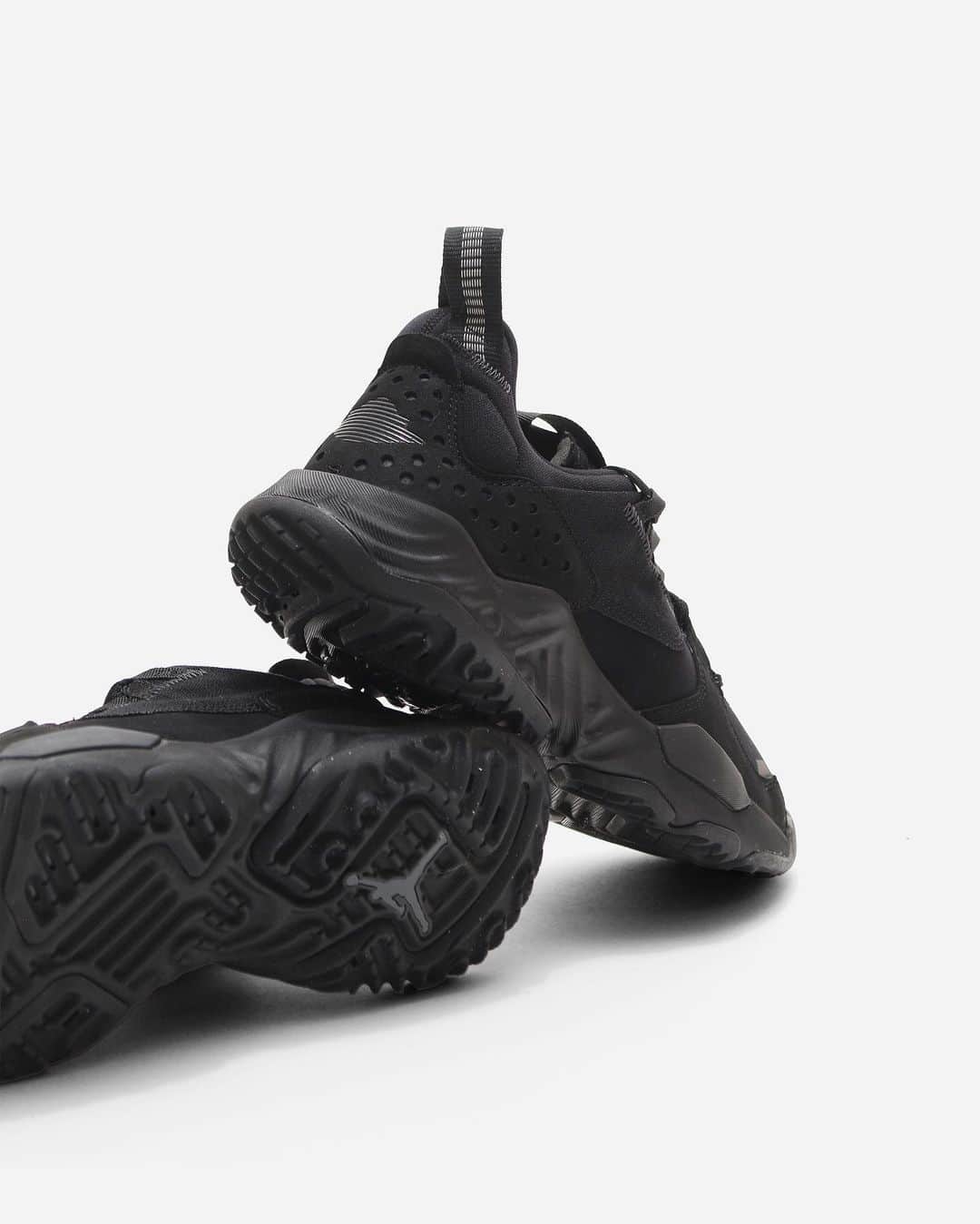 A+Sのインスタグラム：「2020. 12. 1. (tue) in store  ■NIKE JORDAN DELTA PRM COLOR : BLACK SIZE : 26.0cm - 29.0cm PRICE : ¥15,500 (+TAX)  ジョーダンデルタは、抜群に快適なデザインを採用し、新しい形で履きやすさを追求した一足。ハイテク素材と自然素材とを組み合わせ、快適な軽量フォームを搭載した贅沢なライフスタイルシューズ で、ジョーダンブランドならではのスタイルと履き心地が楽しめます。  The Jordan Delta has a design that's expressive and comfortable from the inside out. Made with a mix of materials, this shoe has plush, lightweight foam underfoot. Its meticulously crafted for a look and feel only Jordan brand can deliver.  #a_and_s #NIKE #NIKEAIRJORDAN #NIKEJORDANDELTA」