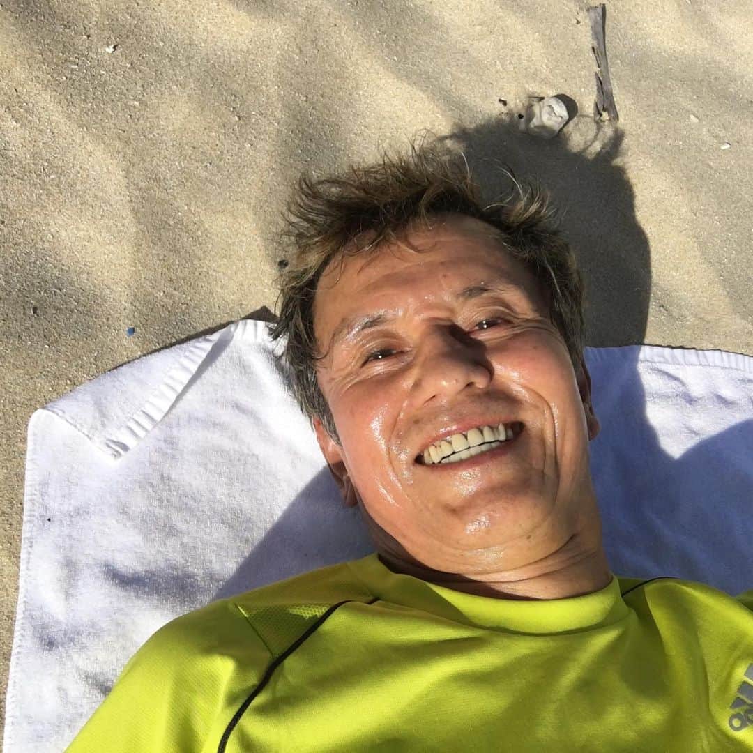 ヒロ寺平さんのインスタグラム写真 - (ヒロ寺平Instagram)「無人のビーチで日向ぼっこ中。 聞こえるのは波と風の音のみ。  平和❣️  #ヒロ寺平 #ヒロT」11月29日 15時40分 - hiroteradaira