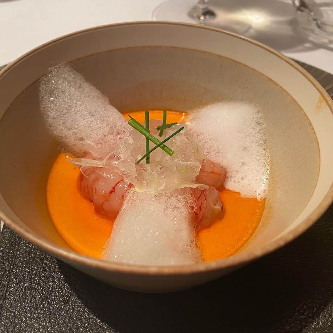 東京外食女さんのインスタグラム写真 - (東京外食女Instagram)「#銀座 #スリオラ . . 最近話題のスパニッシュへ！ . ランチに特別な夜コースを いただきましたが 量もちょうどよく、 大変おいしかったです！ . . イタリアンとフレンチの 融合みたいな雰囲気… 初めて食べたモダンスパニッシュに 満足いたしました。 . . 大きなしじみのような 貝…外の貝殻はしじみで 中は赤貝のようでした。 . パクチーオイルをかけて、 つるっと殻から吸い上げるように 一口で！これが美味い！ . これだけでツルツルといくつも 食べられそうですよ。 . . 駿河湾の赤海老も 濃厚な甘味がうれしく、 大好きなういきょうのコンソメと いただきました。 . . パンセタというイベリコ豚の バラを塩漬けしたベーコンで スズキを巻いた魚料理のスッケ。 . . 淡白なスズキと熟成した 甘みのあるベーコンの脂は 初めて食べたのに 本能が知っていた旨味。 . . スッケはスペインの田舎地方で 食べられているスープ料理だそう。 . . どんなに立派な建造物や 海や山を見てきても、 最後は食事をとって観光を 終えることがほとんどでしょう。 . . どんな一日を過ごした後も、 最高の気持ちで終わるには 美味しい食事が重要だと話すシェフ。 . . 「今日はとても素晴らしかった！」 と記憶に残る食事を用意したいそう。 . . . わたしもこの日はかなり ハードスケジュールで 夜まで気が重かったのですが、 シェフの素晴らしいお心から生まれた お料理たちに癒されることができました。 . . . また機会があればお伺いしたいです！ . . @pokekaru  #spanish  #zurriola #ginza #スペイン料理  #銀座ランチ #銀座ディナー 東京外食女」11月29日 15時44分 - himeno_0729
