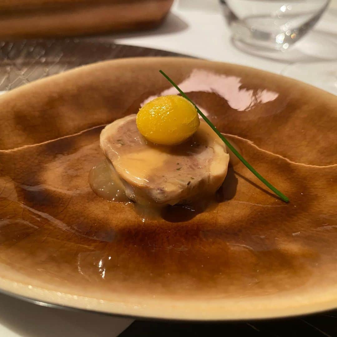 東京外食女さんのインスタグラム写真 - (東京外食女Instagram)「#銀座 #スリオラ . . 最近話題のスパニッシュへ！ . ランチに特別な夜コースを いただきましたが 量もちょうどよく、 大変おいしかったです！ . . イタリアンとフレンチの 融合みたいな雰囲気… 初めて食べたモダンスパニッシュに 満足いたしました。 . . 大きなしじみのような 貝…外の貝殻はしじみで 中は赤貝のようでした。 . パクチーオイルをかけて、 つるっと殻から吸い上げるように 一口で！これが美味い！ . これだけでツルツルといくつも 食べられそうですよ。 . . 駿河湾の赤海老も 濃厚な甘味がうれしく、 大好きなういきょうのコンソメと いただきました。 . . パンセタというイベリコ豚の バラを塩漬けしたベーコンで スズキを巻いた魚料理のスッケ。 . . 淡白なスズキと熟成した 甘みのあるベーコンの脂は 初めて食べたのに 本能が知っていた旨味。 . . スッケはスペインの田舎地方で 食べられているスープ料理だそう。 . . どんなに立派な建造物や 海や山を見てきても、 最後は食事をとって観光を 終えることがほとんどでしょう。 . . どんな一日を過ごした後も、 最高の気持ちで終わるには 美味しい食事が重要だと話すシェフ。 . . 「今日はとても素晴らしかった！」 と記憶に残る食事を用意したいそう。 . . . わたしもこの日はかなり ハードスケジュールで 夜まで気が重かったのですが、 シェフの素晴らしいお心から生まれた お料理たちに癒されることができました。 . . . また機会があればお伺いしたいです！ . . @pokekaru  #spanish  #zurriola #ginza #スペイン料理  #銀座ランチ #銀座ディナー 東京外食女」11月29日 15時44分 - himeno_0729