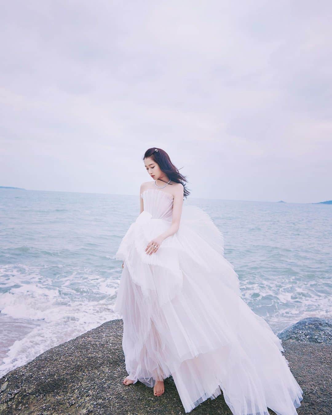 クアン・シャオトン（Guan Xiaotong）のインスタグラム：「🦢🤍▫️◽️◻️」