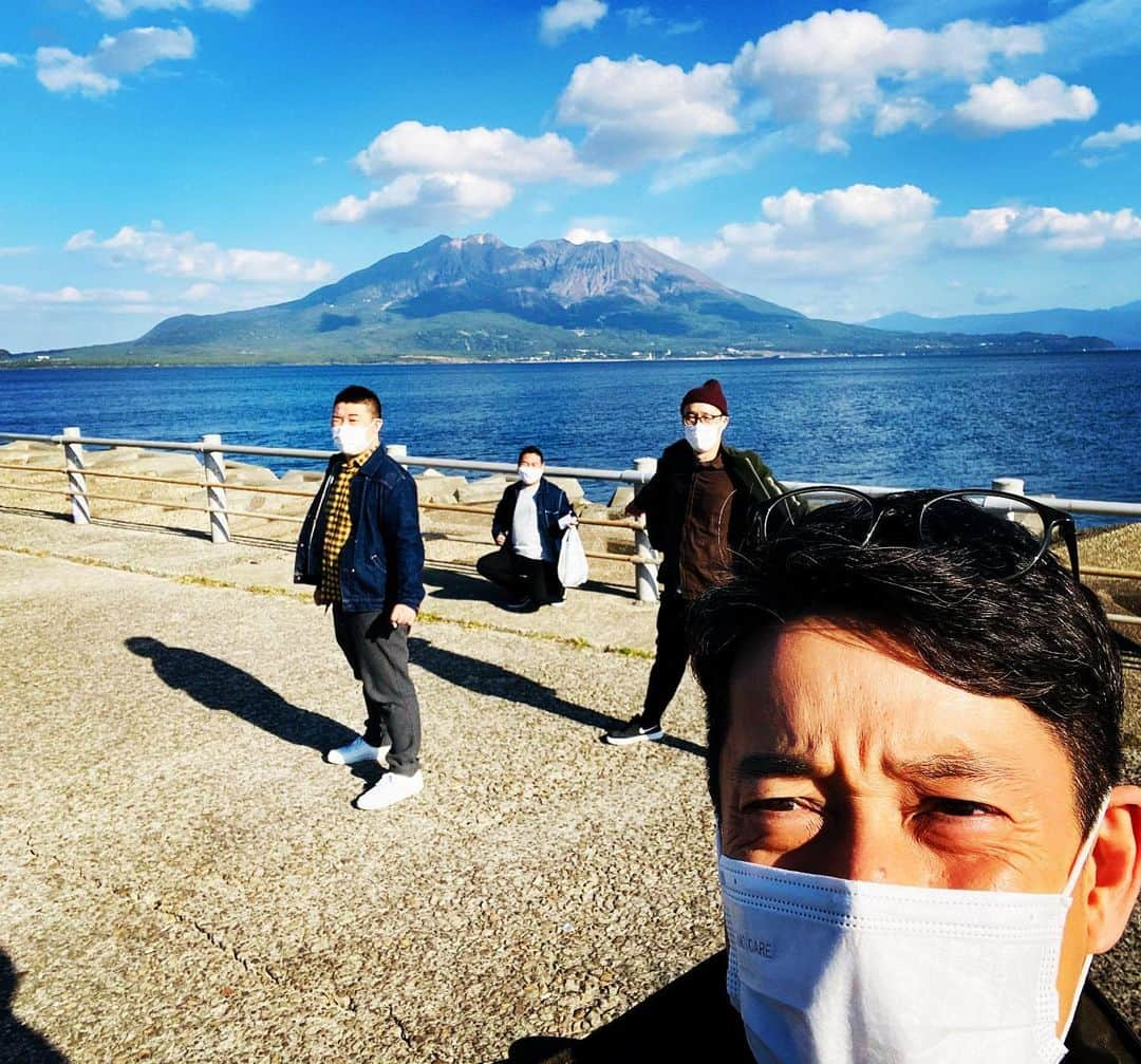 西川忠志さんのインスタグラム写真 - (西川忠志Instagram)「#桜島   と言えば😊  ハイ‼️ #鹿児島県 ⭐️‼️  本日は鹿児島市民文化大ホールへ 吉本新喜劇公演 #川畑泰史 座長作品にて 寄せて頂いております🛬  ホールの目の前が桜島。  お天気も最高‼️  雄大で素晴らしいです⭐️‼️  公演合間に行きました😊  ソーシャルディスタンスで マスク姿ですので一応ご紹介！  一番後ろは #野下敏規 くん 写真左側は #清水啓之  くん その右側は #もりすけ  くん そして僕です。  それでは二回目の公演へ。  #吉本新喜劇   #西川忠志   #感謝」11月29日 15時46分 - nishikawa_tada