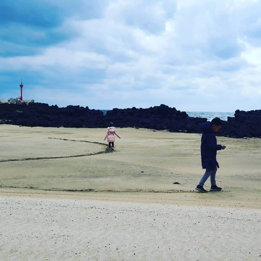 チョン・ダへのインスタグラム：「한시간 동안 바다에서  달달달 떨며  아무도 듣는 이 없는  허공에 메아리치듯 '이제 집에 갈까~~~??' 백번 외치다 겨우 차에 태워  일단 모슬포항 고고고🏃‍♀️🏃‍♀️  갑자기 분위기 방어회☺  #딸래in제주 #제주도민 #제주일상 #즐거운제주도의삶 #다음주온라인을위하여 #홈술 #모슬포항 #방어최고 #오늘산곳은 #신영수산」
