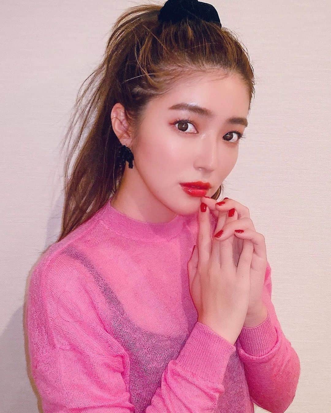 のインスタグラム：「Sunday  普段より柔らかい色を使ってメイクしてみました〜！ 目尻はボルドーライン。 眉はブラウンシャドウを使って明るく仕上げました✨ ピアスはお気に入りの　@centence_official  新作🤍 #makeup #love #instagood」