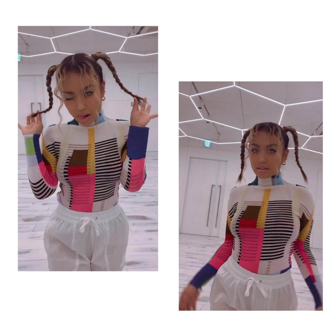 のインスタグラム：「ahh i deleted video by accident 😇😵 there's still on Reel✌️  btw I loveee this look! @isseymiyakeofficial  🌸🟩🔷🟨〰️ #MEisseymiyake」