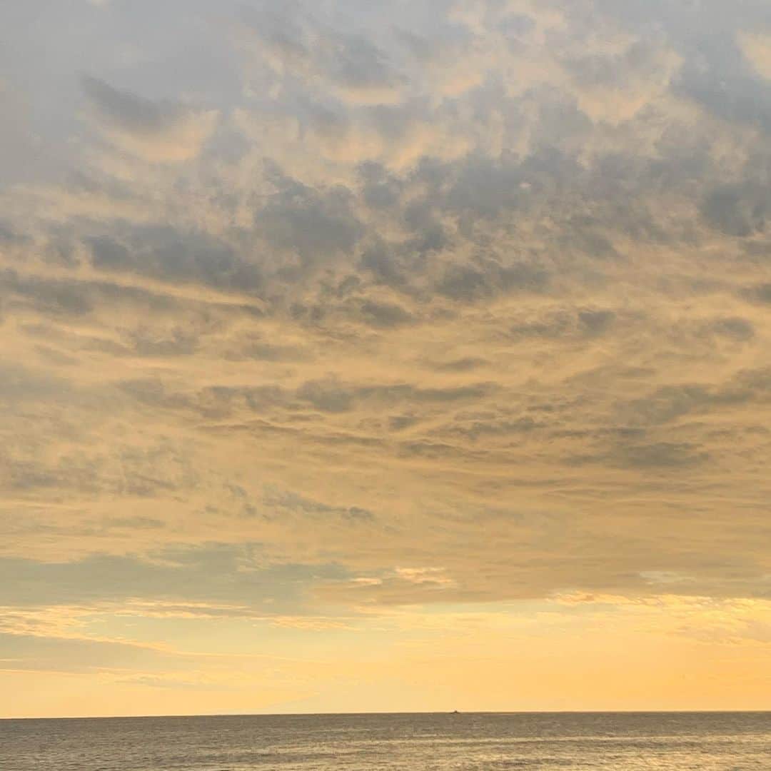 クリス智子さんのインスタグラム写真 - (クリス智子Instagram)「買い物ついでの海。 15:30すぎには、もうこんな色。」11月29日 15時53分 - chris_tomoko