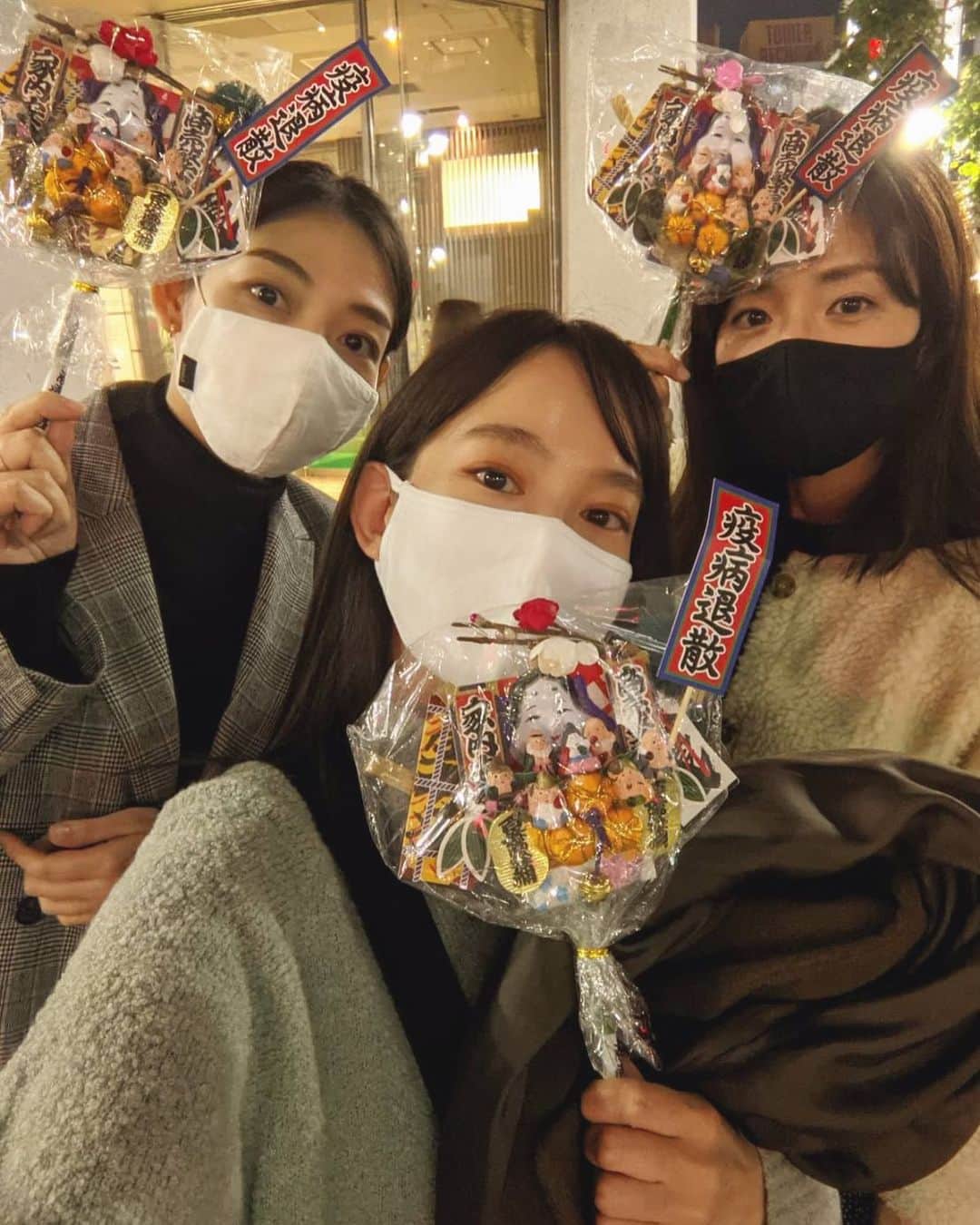 仲美咲のインスタグラム：「仕事から仲良くなった3人で、 更なる飛躍をと熊手を買いました😌 . いつも2人からパワーをもらってるなぁ🔥 . 3人で高みを目指して頑張ろう🤸‍♂️🌈 . #酉の市#更なる飛躍#熊手 #モデル#model」