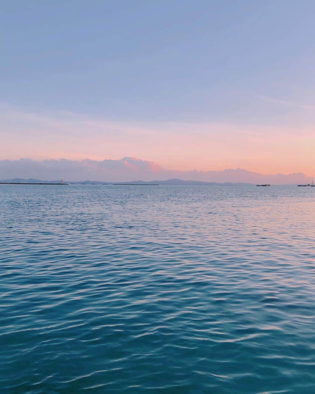 鮎河ナオミのインスタグラム：「本部村で見たサンセット❤️ 夕焼けは心を穏やかにし、浄化していく作用があるそう🥰 綺麗な夕日を見ると「明日もまた頑張ろう！」って思える❣️ . . . . #沖縄 #サンセット #okinawa」