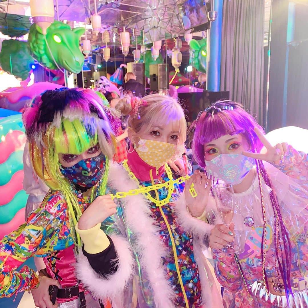 あさちるのインスタグラム：「@6doki_official  25周年アニバーサリー💖💛💖💛 おめでとうございます🧽🧼 at @kawaiimonstercafe」