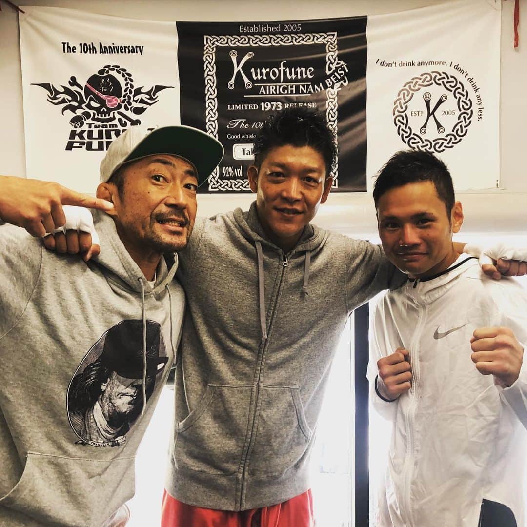駿河太郎のインスタグラム：「本日は某撮影で　@jbsportsgym にお邪魔しております  名トレーナーの山田タケシさんに指導してもらい…  日本チャンピオンの　@kyosuke_box 澤田京介選手と対戦する…そして倒してしまうという設定の…幸せな時間を過ごしてます（笑）😂  澤田選手応援していきましょー‼️」