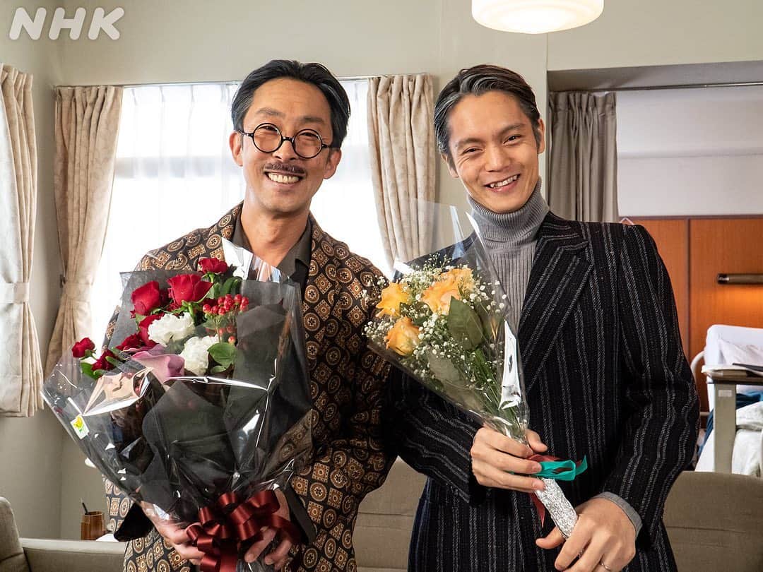 NHK 連続テレビ小説「エール」のインスタグラム：「裕一の音楽人生の盟友となった池田二郎役 #北村有起哉 さん📚  同期の作曲家として苦楽をともにした木枯正人役 #野田洋次郎 さん🎸  コロンブスレコードや、ラジオドラマでの数々の思い出が浮かんできます🎼💭  #朝ドラエール #窪田正孝 #二階堂ふみ #中村蒼 #山崎育三郎 #井上希美」