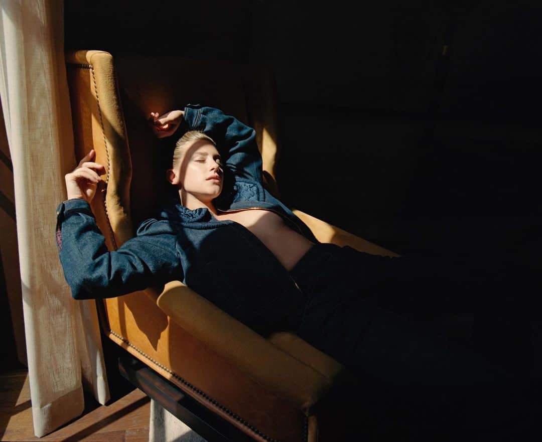 リリ・ラインハルトのインスタグラム：「Ah yes, I remember the sun.」