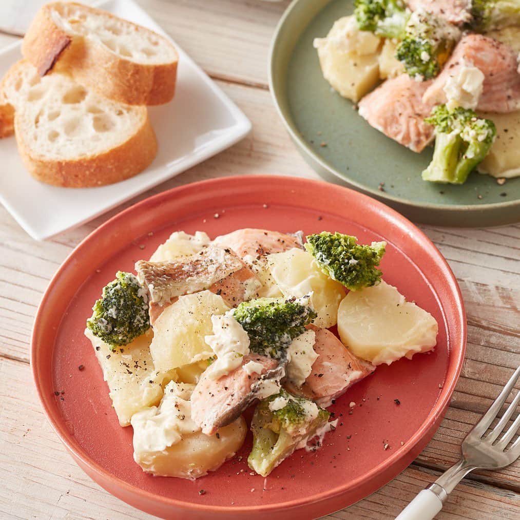 のインスタグラム：「【Mart1月号「料理家が『つくりたくない日』を乗り切るレシピ」】 家事に育児に仕事にと忙しいと、「今日はごはんをつくりたくない…… 」と思うときがありますよね。料理のプロでも、つくりたくないときはあるもの。そんなとき、どんな料理をつくっているかを教えてもらいました！「洗いものを減らす」「パパも満足がっつりごはん」「忙しくても楽しめる世界の料理」「フライパンひとつでほったらかし」「電子レンジでお手軽ごはん」など、今すぐつくりたくなるレシピが盛りだくさん！　詳しくはMart1月号をチェック！    [詳細はプロフィール欄（@mart.magazine）のURLをチェック！] #雑誌mart#雑誌マート#Mart1月号#料理#レシピ#プロ#料理家#コウケンテツ#栗原心平#ヤミー#市瀬悦子#鈴木薫#スピード#フライパンひとつ#重ね蒸し#電子レンジ#世界の料理#がっつり#鍋#乗り切る#美味しい#10分レシピ#15分レシピ」