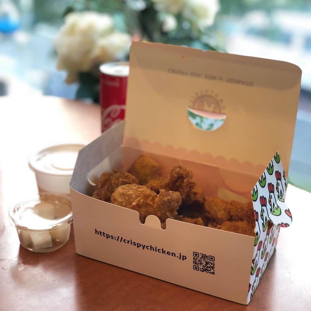 菊池かなこのインスタグラム：「.初めて食べた クリスピーチキンアンドトマト原宿店 @crispychicken_tomato  美味しくてびっくり😱 . 新発売のハニーバター味、甘くてまろやか🍯 . ざくざくの衣、揚げたてはもちろん、 冷めてからもさくさくしていて美味しい🍗 . 何もつけない状態の黄金チキンもかなり好み✨ . クリスマスのチキンはここのがかなりオススメ🎄 . 原宿店は #ハラクリ という、 食べ歩き出来るサイズのものもあるので、 食べ歩きしながらウィンドウショッピングすると 楽しいと思います❤︎ . UBER、menuも対応しています🚙 . . 原宿店は昼と夜、こちらのお店もやっています✨ @who19kitchen @zombie.1919 . 本郷三丁目でこちらのお店も運営されているそうです☺︎ @megro1919 . ୨୧┈┈┈┈┈┈┈┈┈┈┈┈┈┈┈┈┈୨୧ @crispychicken_tomato #cct #cct原宿店 #cctフォト #クリスピーチキンアンドトマト #クリスピーチキン #ヤンニョムチキン #韓国チキン #pr #トリドリベース #ハニーバター#クリスマスチキン#クリスマスチキン予約#テイクアウト#ハラクリ#原宿グルメ#原宿テイクアウト#原宿食べ歩き#ubereats東京 #かなーなグルメ#東カレ倶楽部 #東京グルメ#グルメ好きと繋がりたい #食べログ #東京グルメ #東京食べ歩き #グルメ女子#グルメ好きな人と繋がりたい #グルメ部#食レポ#食べログ#グルメインフルエンサー」