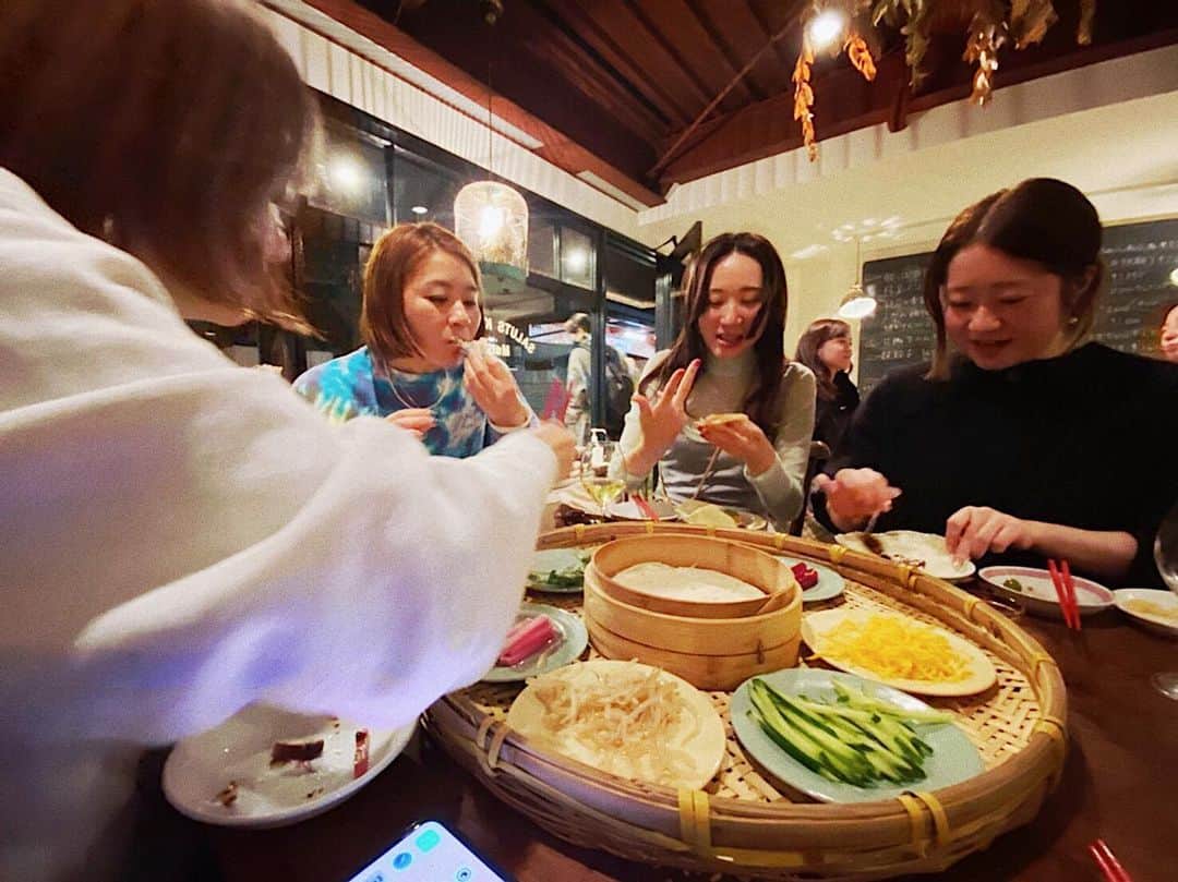 トリイクニコのインスタグラム：「いつメン年末会🍷 最近はみんな忙しくて全然予定合わず…😢  ひっさびさの集合👩🏼👩🏻👩🏼‍🦱👩🏻‍🦰👩🏻  photo by @kyonkyon621 を採用しました📸  3枚目▶︎キョーコの写真独特w  プレゼント交換もしたよ🎁 ストーリーしようかなw  次回はまきちゃんとりなちゃんも来れますよーに👏🏻✨  #サルーズキッチンマーケット  #千駄ヶ谷 #いつメン会」