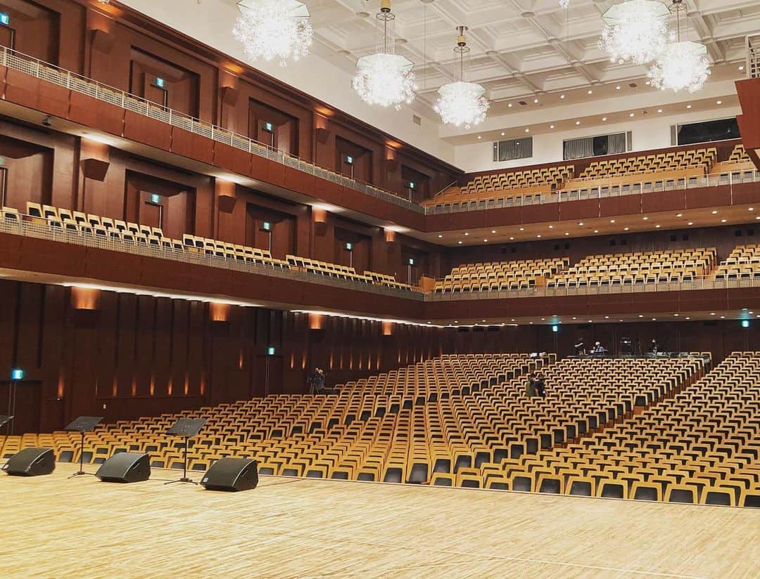 松田洋治のインスタグラム：「50%売り出しで完売との事。この広い立派なホールで。本当にありがとうございました。 #ジブリの思い出がいっぱい  #コンサート」