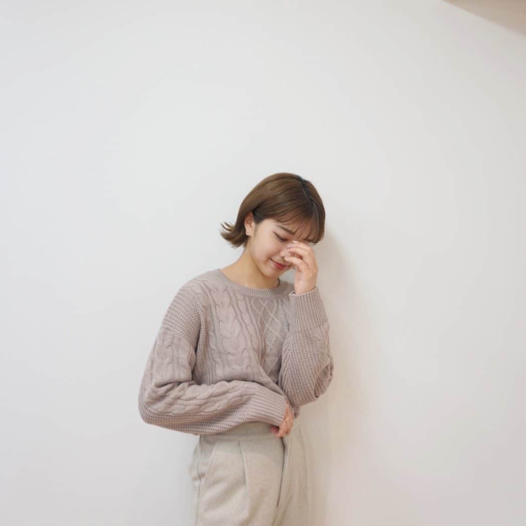 坂田茉世のインスタグラム：「新作ニット〜 淡い色で合わせやすいし ヒートテック着ても見えないから これは冬リピートしたいね🧸」