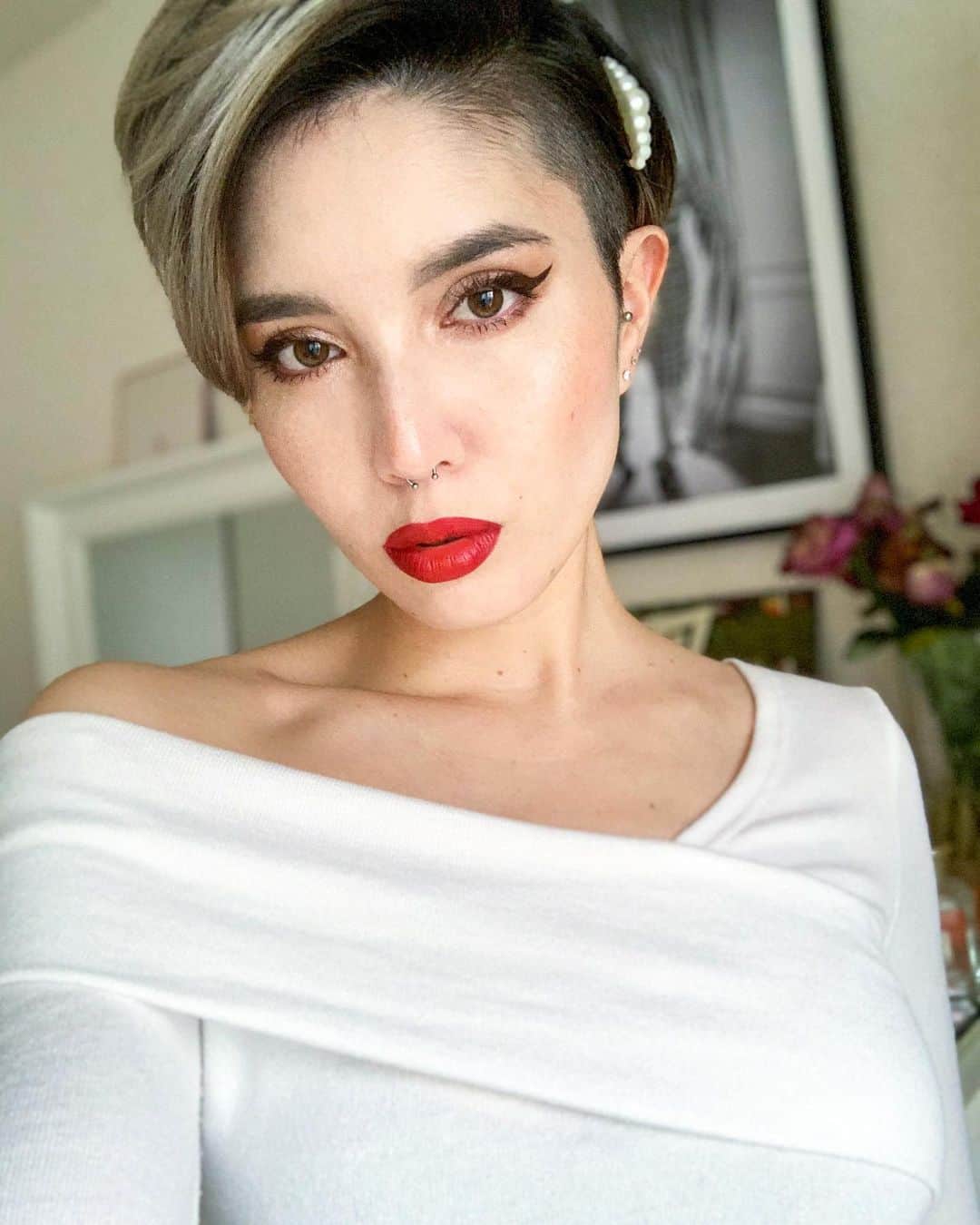 サマンサ麻里子さんのインスタグラム写真 - (サマンサ麻里子Instagram)「Holiday makeup look using my new @armanibeauty products 💄💋✨  I used the Armani To Go Cushion Foundation and Lip Maestro in shades 400G & 405G 💋 Loving the slight shimmer in the lip colors✨ Thank you so much #armanibeauty !  アルマーニビューティからいただいた「マイ アルマーニ トゥ ゴー クッション ファンデーション」と「リップマエストロ ゴールドマニア」を使用したホリデールックを作ってみた✨ リップには少しキラキラが入ってるので、仕上がりがすごく綺麗💋 発色も良いのでおすすめです！  #アルマーニビューティ #makeup #mytogocushion #foundation #lipcolor #liquidlipstick #lipmaestro #lipmaestro500 #holidaymakeup #holidaylook #samanthamariko」11月29日 16時13分 - samanthamariko