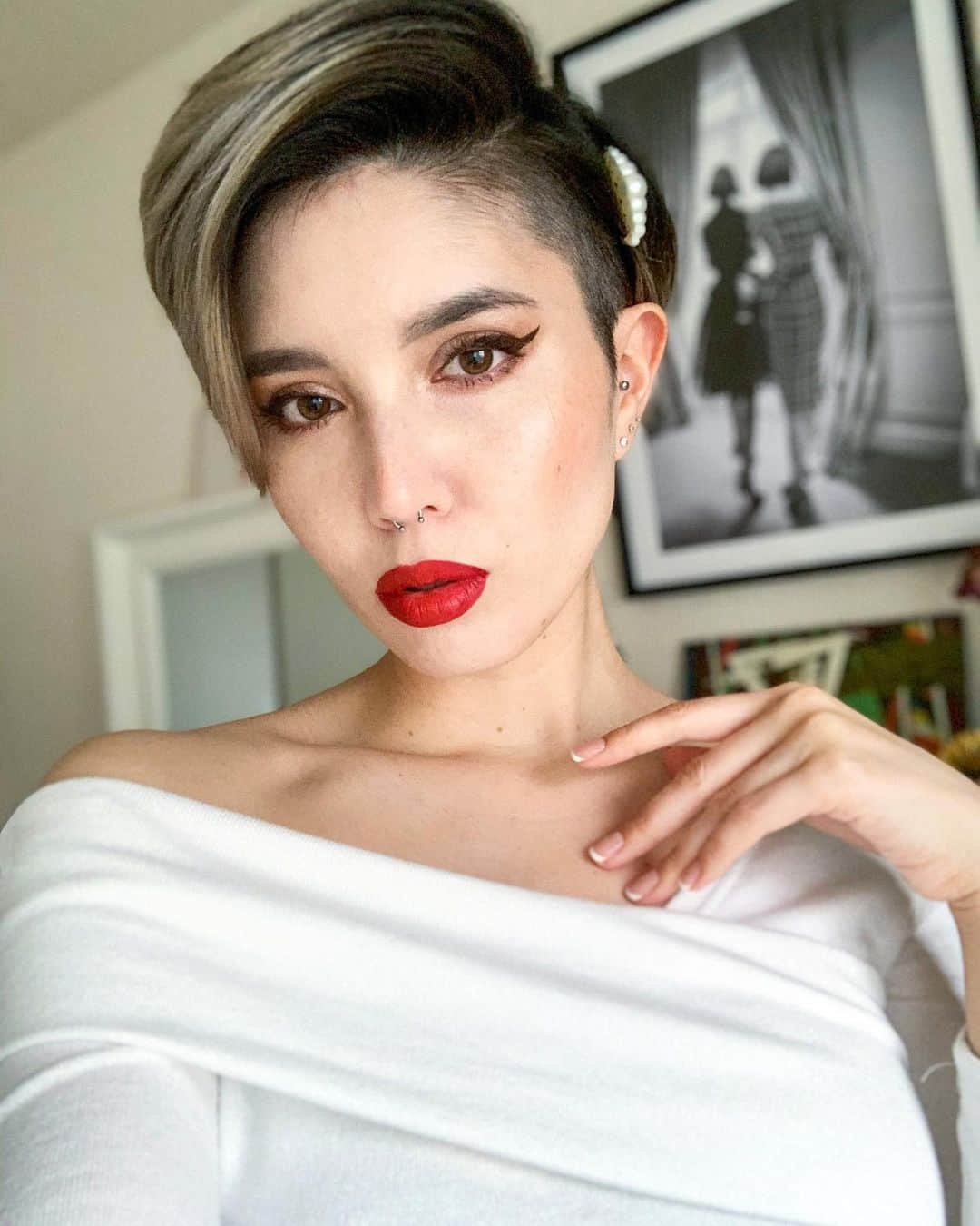 サマンサ麻里子さんのインスタグラム写真 - (サマンサ麻里子Instagram)「Holiday makeup look using my new @armanibeauty products 💄💋✨  I used the Armani To Go Cushion Foundation and Lip Maestro in shades 400G & 405G 💋 Loving the slight shimmer in the lip colors✨ Thank you so much #armanibeauty !  アルマーニビューティからいただいた「マイ アルマーニ トゥ ゴー クッション ファンデーション」と「リップマエストロ ゴールドマニア」を使用したホリデールックを作ってみた✨ リップには少しキラキラが入ってるので、仕上がりがすごく綺麗💋 発色も良いのでおすすめです！  #アルマーニビューティ #makeup #mytogocushion #foundation #lipcolor #liquidlipstick #lipmaestro #lipmaestro500 #holidaymakeup #holidaylook #samanthamariko」11月29日 16時13分 - samanthamariko