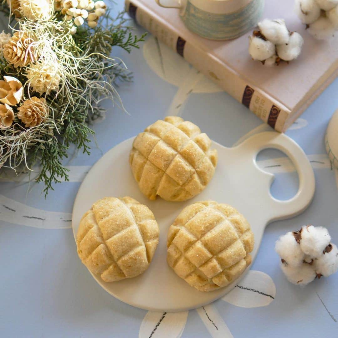 のインスタグラム：「2020.11.29 +bread ・ 久しぶりにパン焼き。 それもメロンパン。 冷凍庫に保存されてた クッキー生地を使って 豆乳仕込みのパン生地で 作りました。 ・ 旨い！ の息子の一言が作る モチベーションが上がるわっ❤︎ 焼き立ての冷めたてで サクサクのホワホワでした。」