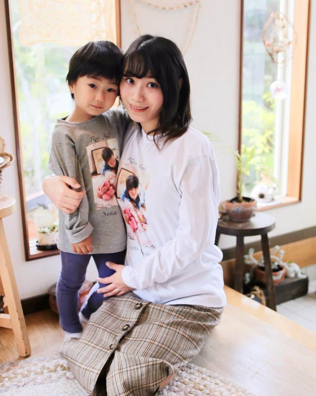 amiさんのインスタグラム写真 - (amiInstagram)「．  Favorite t-shirt  ． 着たいものを着よう、つくりたいものを つくろうがコンセプトの、ウェア専門店 "イッチャク"さんで家族お揃いのロンTを 作りました👨‍👩‍👧‍👦  イッチャクは、オリジナルのデザインを 選りすぐりのウェアにプリントして、 自分だけのウェアを作れちゃうサービス❤️  生地の厚さやカラーにこだわった 各種メーカーのアイテムは、Tシャツ・ キャップ類・スウェット…など色々❗️  ． 私は息子と娘の写真と 家族の名前を入れたロンT🤣  パパの分あるんだー♡  初めてでもとっても簡単に作れたので プレゼントにもおすすめです💓  ． #PR #イッチャク #オリジナルTシャツ #オリジナルプリント #オリジナルデザイン#親子コーディネート#3歳児#男の子#男の子育児#親子#親子写真#3歳児育児」11月29日 16時23分 - amikuma1219