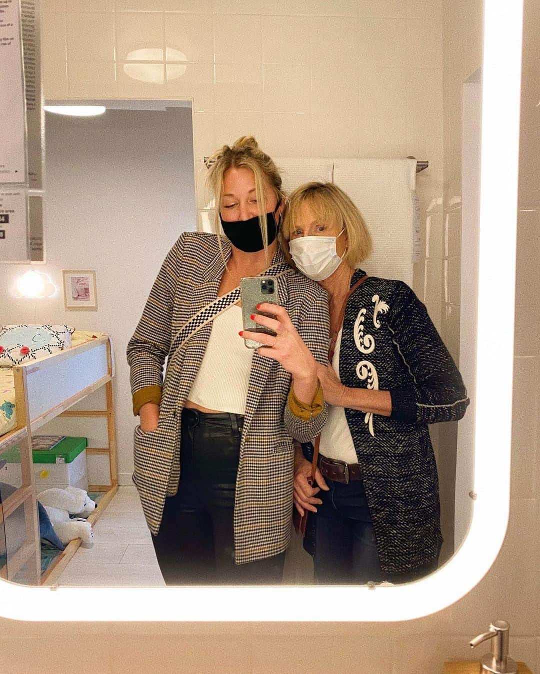 カースタ・ロウのインスタグラム：「Does it get better than dressing up on Saturday night for Ikea with your mom? Nah, but that’s just me」