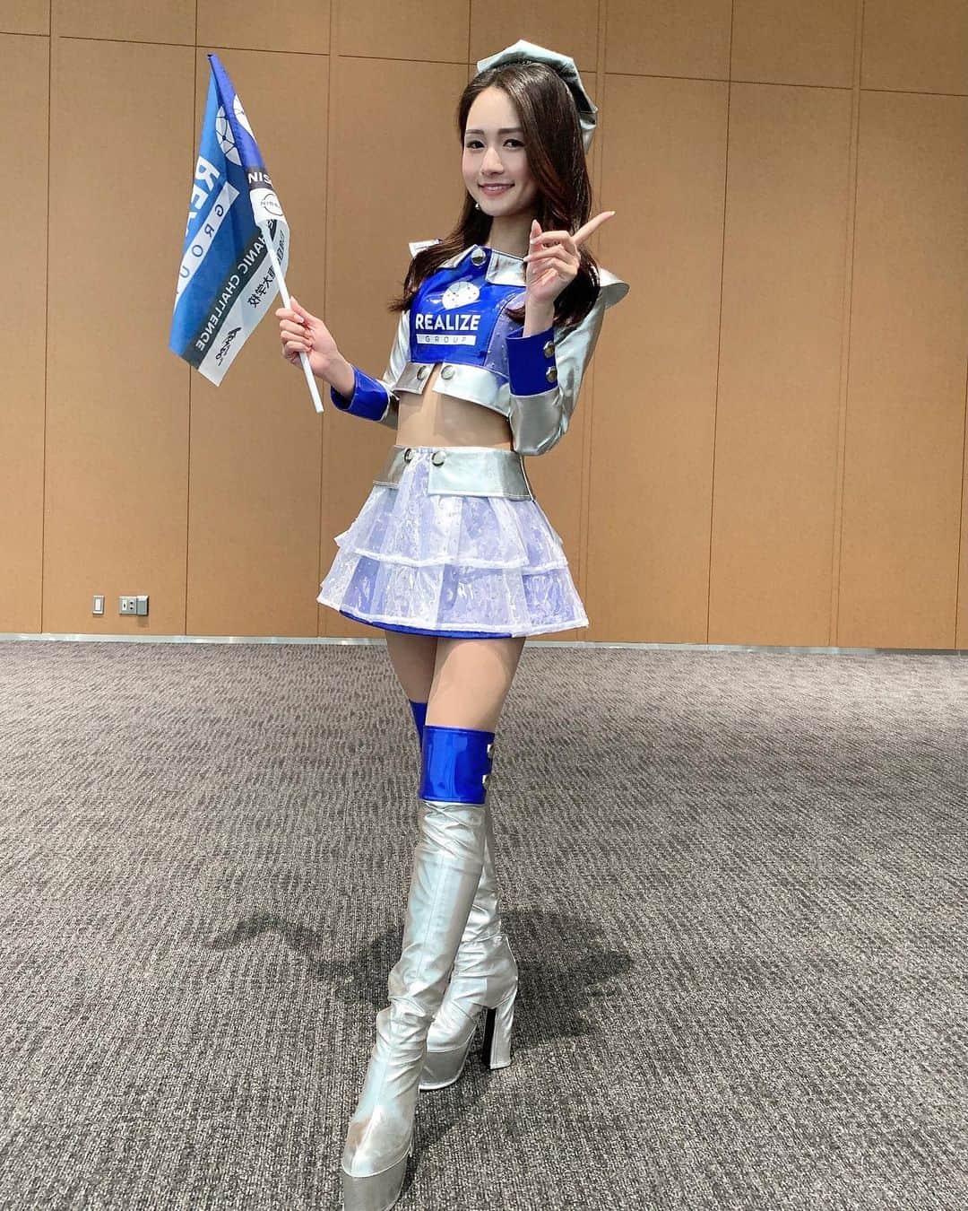のインスタグラム：「. 56号車見事シリーズチャンピオン獲得しました✨ サーキットには行けなかったけれど、このような状況の中で日産本社にてファンの方々と一体になって応援することができて嬉しかったです🥺 オリベイラ選手と藤波選手の最後のインタビュー、うるうるきてしまった😂 素敵な感動をありがとうございました！！ そしてファンの方々、1年間KONDO Racingの応援ありがとうございました💙 . #SUPERGT#kondoracing#リアライズガールズ#リアライズコーポレーション#モータースポーツ#日産#日産本社#GTR#コスチューム#イベント」