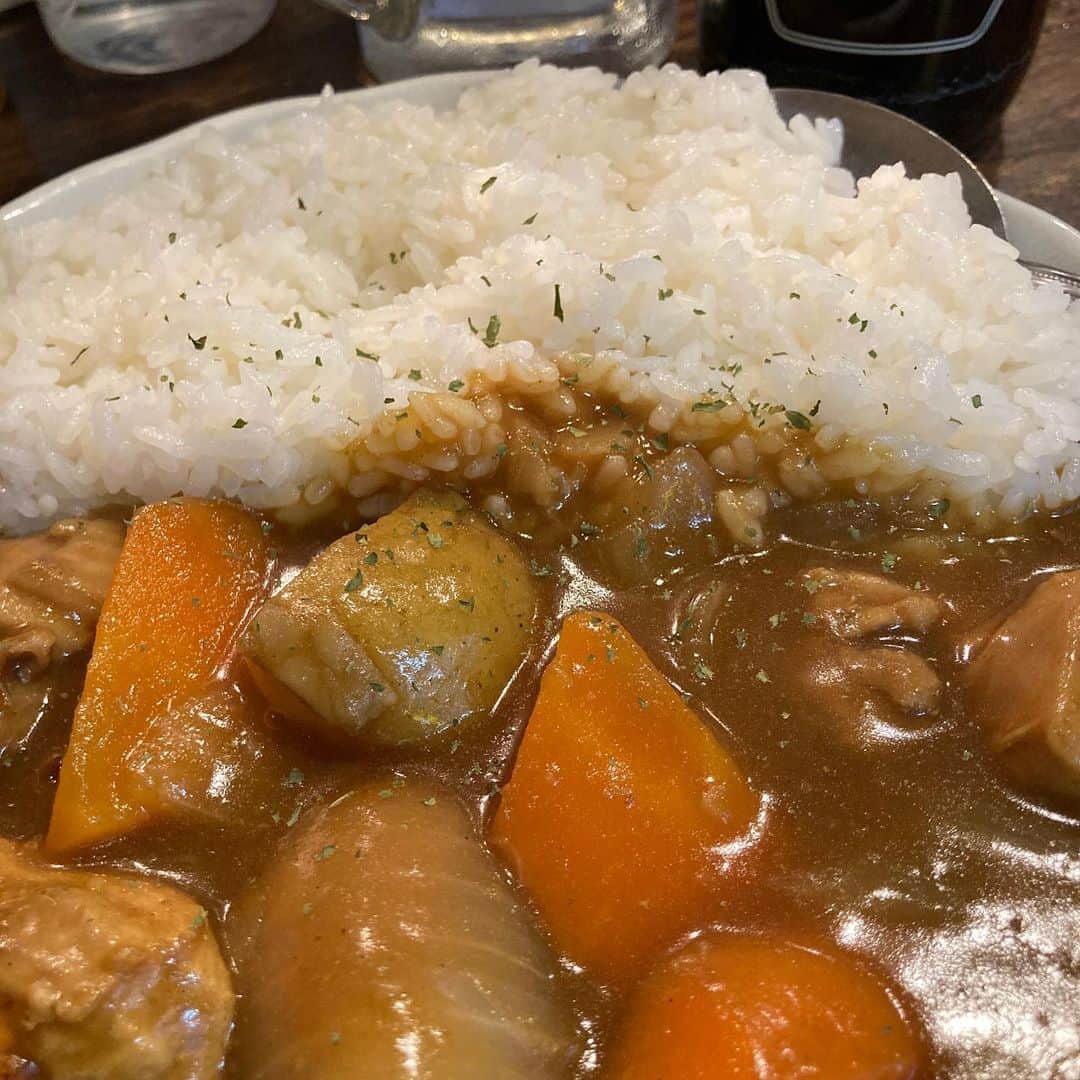 佐藤竜雄のインスタグラム：「次のご飯を炊くために消費に協力。 #まかない #カレーライス #甘口もいいね #ホッピー #高円寺」