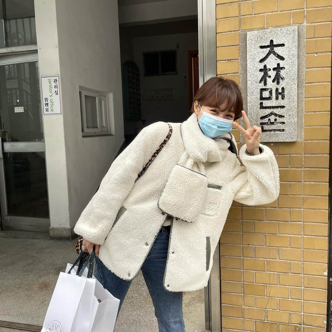 イム・ジヒョンさんのインスタグラム写真 - (イム・ジヒョンInstagram)「요요 앞뒤로 입을 수 있는 [ONDO] 리버시블 뽀글이 점퍼 기다리시는 블리님들! 내일 오전 10시 오픈입니다🐻🤎👶🏻」11月29日 16時32分 - imvely_jihyun