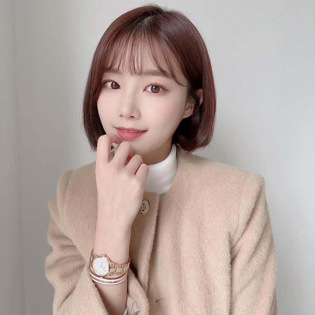 ユン・ダヨンのインスタグラム：「#광고 #다니엘웰링턴 과 함께하는 블랙프라이데이 🌼 11/30까지 18만원 이상 구매시 악세사리 증정 및 지정 상품 50% 할인 혜택도 놓치지 마세요 ! 또한 할인코드 'dda2' 를 입력하시면 추가 15% 할인도 받으실 수 있답니다 ✨✨✨ 여러분 즐거운 쇼핑되세요🖤 #danielwellington #블랙프라이데이#DWinkorea #블프시계」
