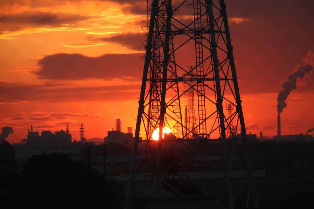 坂元美香さんのインスタグラム写真 - (坂元美香Instagram)「sunset 2020/11/29 16:25  渋滞のろのろ走りの車の中より @袖ヶ浦あたり  動いてる上にフェンス越しだったので ピント合わせるの大変だった（あってない） 3枚目はフェンス入っちゃった😅  #sunsetphotobymikasakamoto  #sunset #夕日 #夕陽 #夕焼け」11月29日 16時40分 - mika_saka