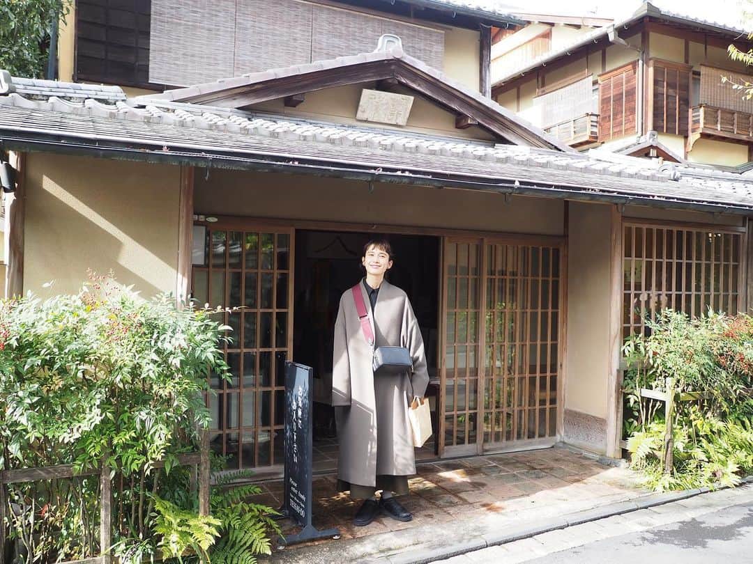 kazumiさんのインスタグラム写真 - (kazumiInstagram)「てっさい堂では絵と伊万里焼きの豆皿を🍵 祇園の白では栗無月を🌰 おはぎはおやすみされていた🙇🏻‍♀️ ほっと一息つける素敵空間に癒される〜🍵 今回は宿の周りをぐるりとしておしまい。 好きな和菓子をゲットできてほくほく。 しばらくお家は和菓子パラダイスだなぁ🤤 . マスクは写真の時だけはずしたよ😷 . 今日の私服は @curensology のコート @unfil_516 のスカート @mina_perhonen.jp のブラウス @suicoke_official のムートン @kippis_official ×kazumiコラボショルダーバッグ  #てっさい堂 #骨董#伊万里焼#白#HAKU#祇園白#和菓子#kazumiおやつ#curensology#unfill#minaperhonen#suicoke#kippis#kazumiコラボ#kazumi#kazumi旅#kazumi旅服」11月29日 16時42分 - kazumi0728