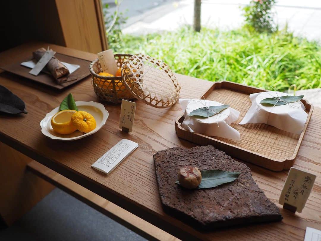 kazumiさんのインスタグラム写真 - (kazumiInstagram)「てっさい堂では絵と伊万里焼きの豆皿を🍵 祇園の白では栗無月を🌰 おはぎはおやすみされていた🙇🏻‍♀️ ほっと一息つける素敵空間に癒される〜🍵 今回は宿の周りをぐるりとしておしまい。 好きな和菓子をゲットできてほくほく。 しばらくお家は和菓子パラダイスだなぁ🤤 . マスクは写真の時だけはずしたよ😷 . 今日の私服は @curensology のコート @unfil_516 のスカート @mina_perhonen.jp のブラウス @suicoke_official のムートン @kippis_official ×kazumiコラボショルダーバッグ  #てっさい堂 #骨董#伊万里焼#白#HAKU#祇園白#和菓子#kazumiおやつ#curensology#unfill#minaperhonen#suicoke#kippis#kazumiコラボ#kazumi#kazumi旅#kazumi旅服」11月29日 16時42分 - kazumi0728